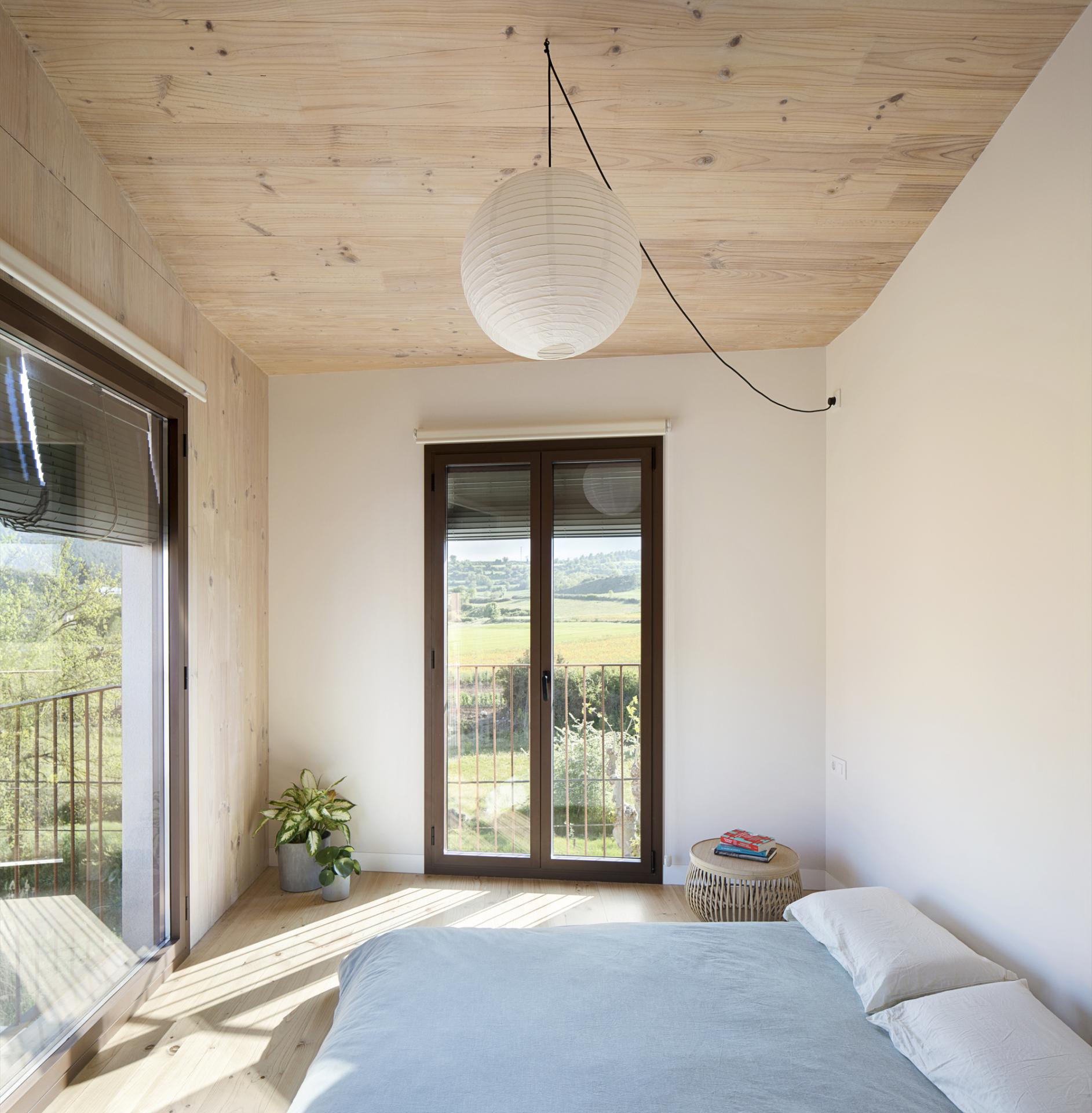 回歸田園生活美學，西班牙三層簡單家居構築多功能空間