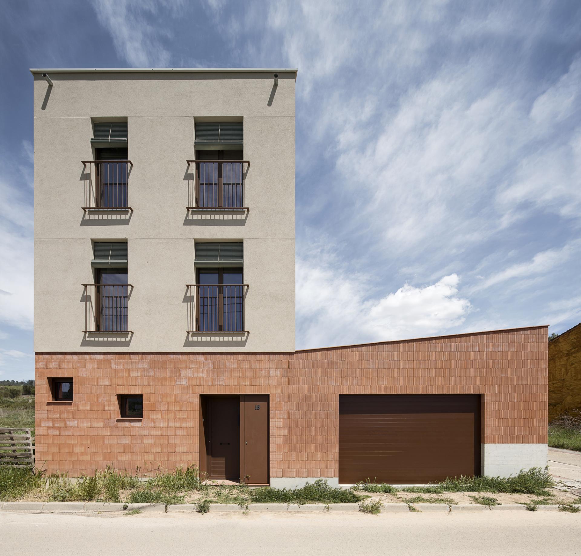 回歸田園生活美學，西班牙三層簡單家居構築多功能空間