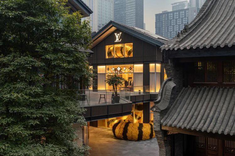 The Tiger who came to Chengdu: Louis Vuitton weaves giant tiger