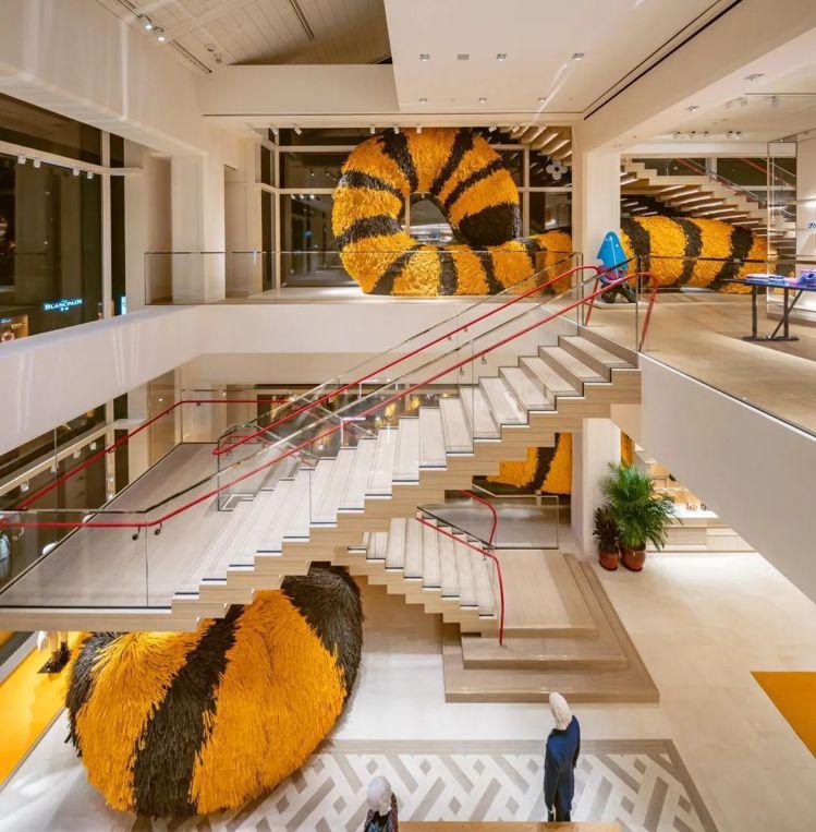 The Tiger who came to Chengdu: Louis Vuitton weaves giant tiger tail  through its new Chinese flagship store