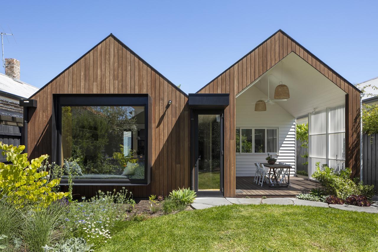 An Airy Summer House Designed for the Big Family 