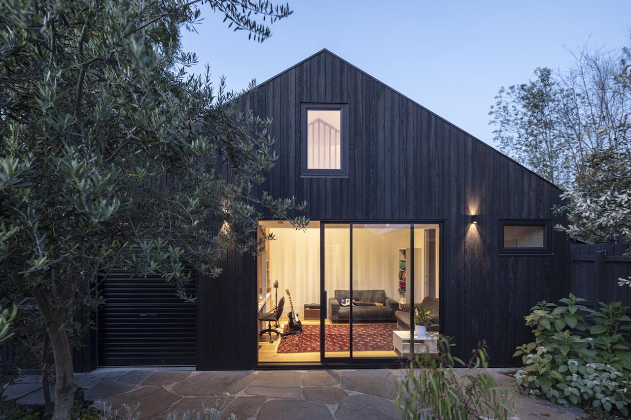 An Airy Summer House Designed for the Big Family 