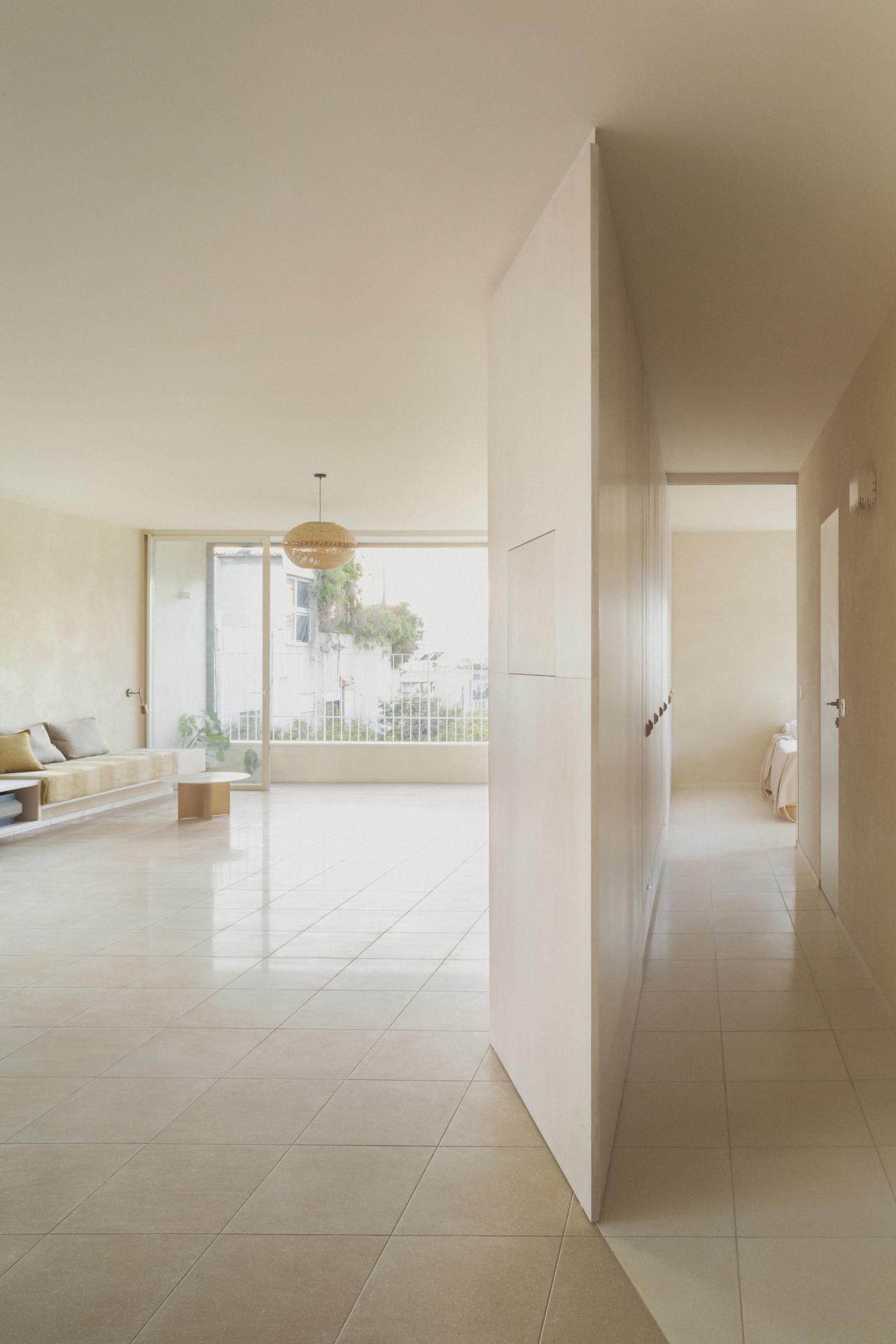 以石膏和水磨石為設計主調，演繹極致的極簡主義治癒住宅