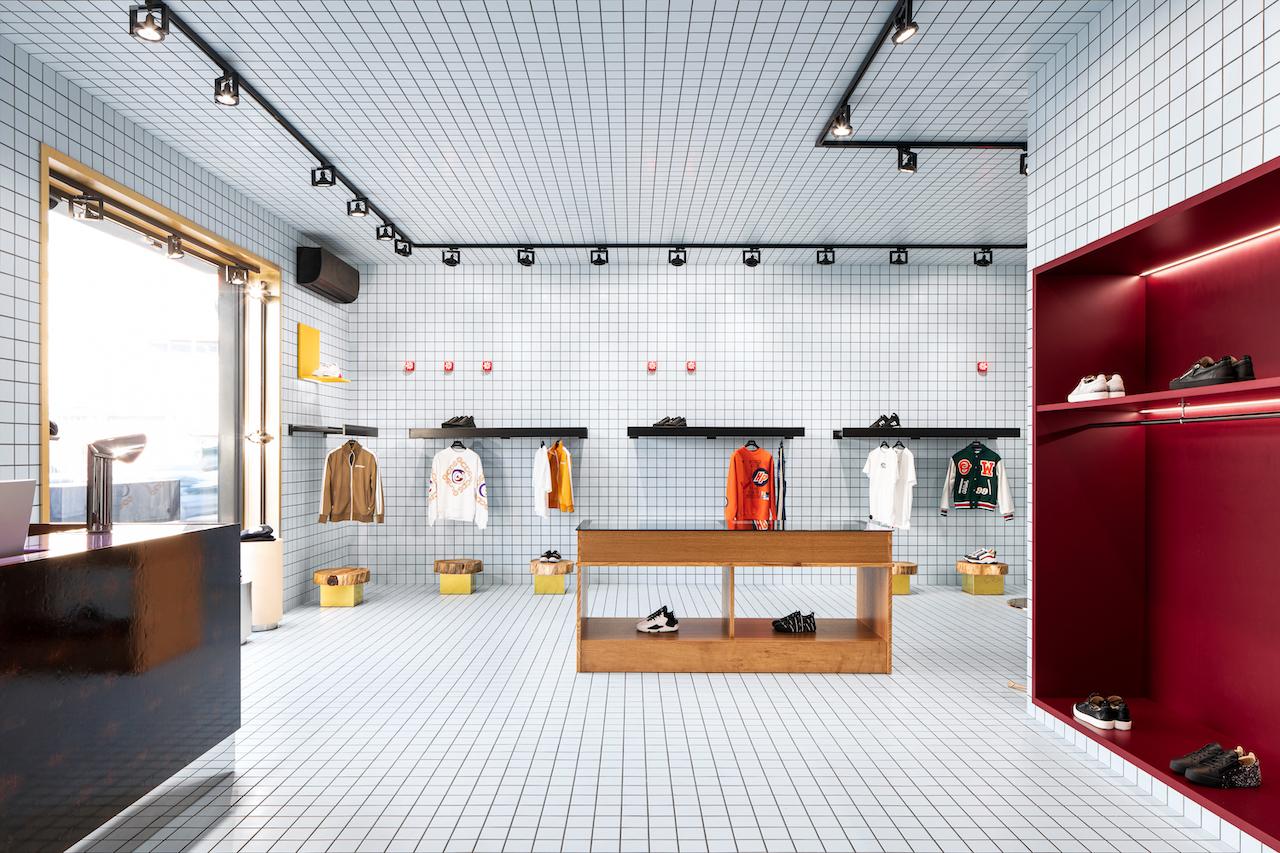 20 Thousand Ice-White Tiles Adorn This Fashion Store in Italy