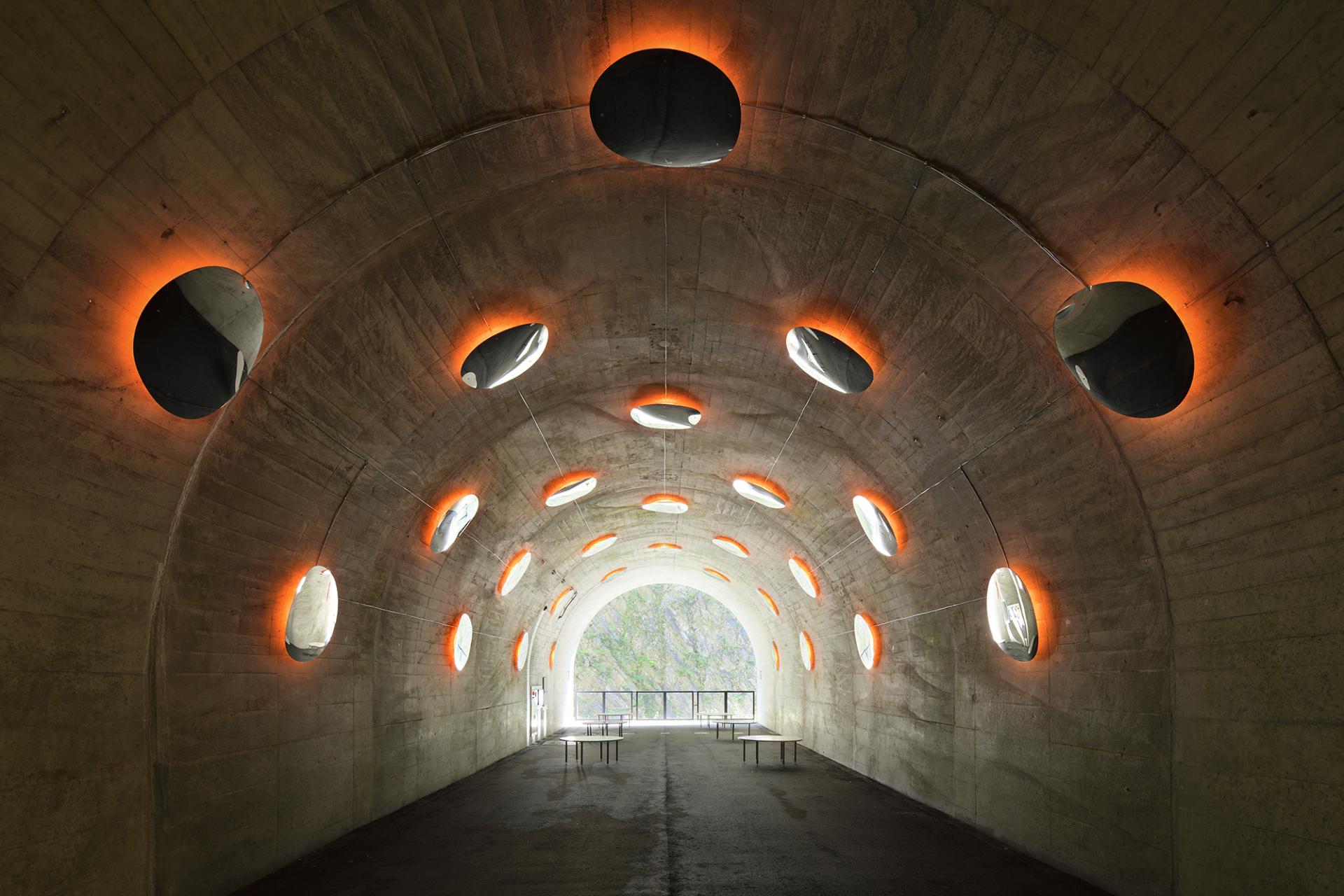 日本旅行必去藝術熱點「光之隧道」，同名書籍已於全球發行