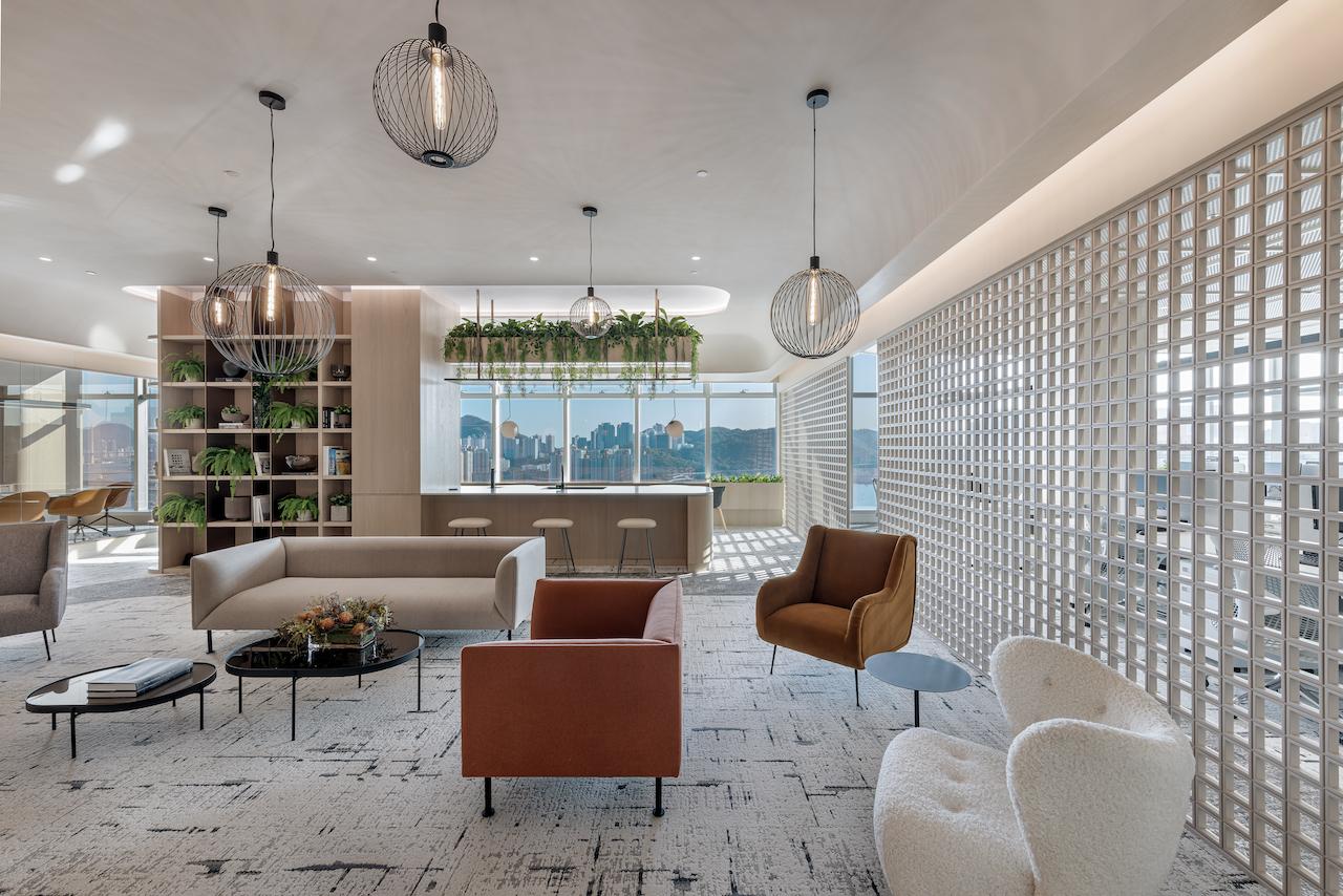 透過靈動曲線設計及大自然元素，將荃灣辦公室翻新成開揚明亮的綠意空間