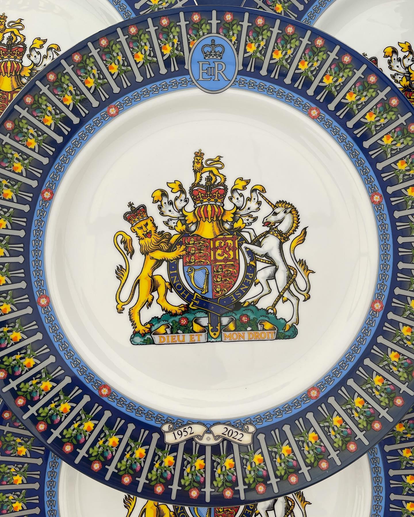 英国皇室御用品牌Halcyon Days最新骨瓷精品展現英女王風采