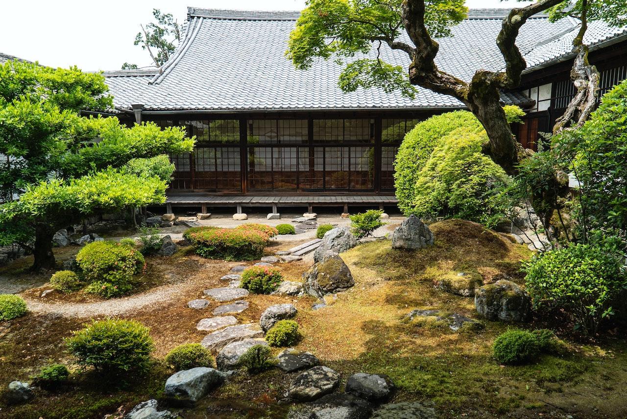 打造唯美禪意日式庭園，一招教會你石材組合和植物設計