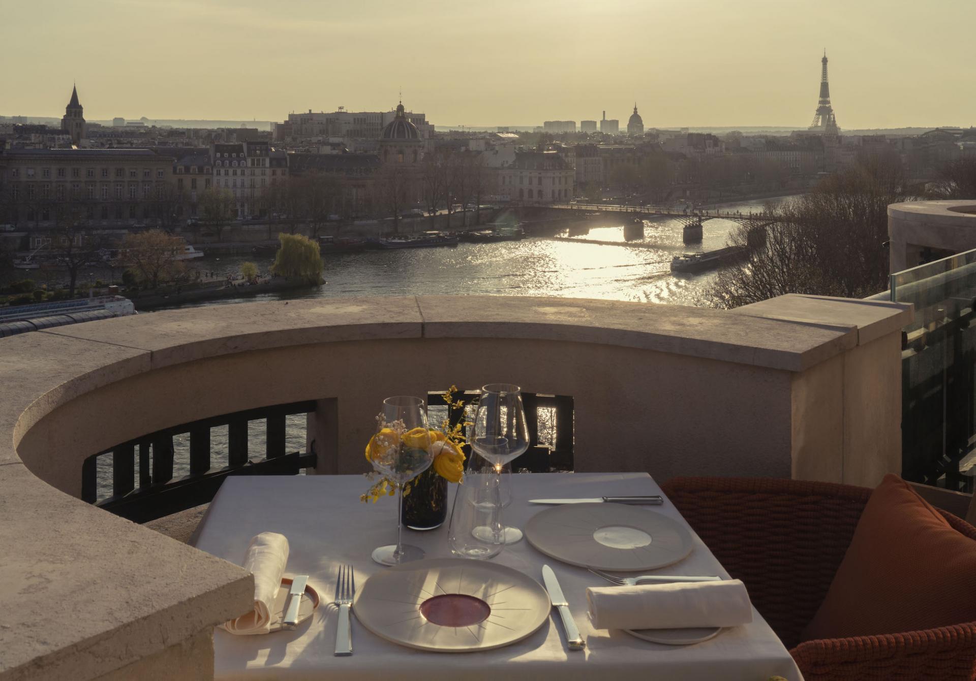 塞納河畔奢華之約，LVMH集團改建150年老百貨店的Cheval Blanc Paris Hotel 