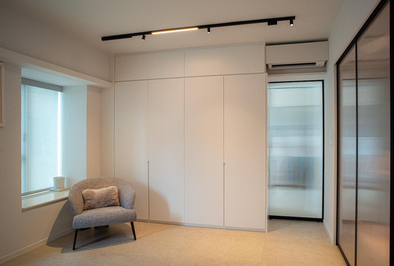 In-between Architects Conceives a Tranquil Open-Plan Apartment in Tseung Kwan O