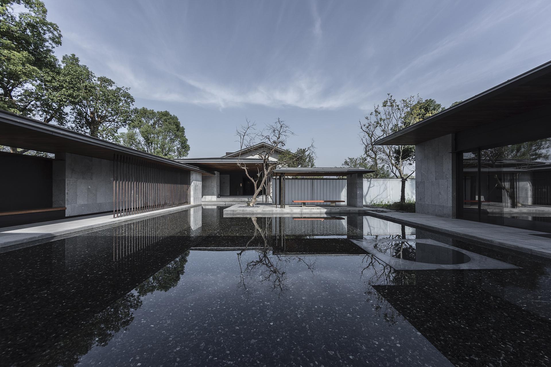 This Beautiful Lakeside Hotel in Hangzhou is Straight Out of a Chinese Painting 