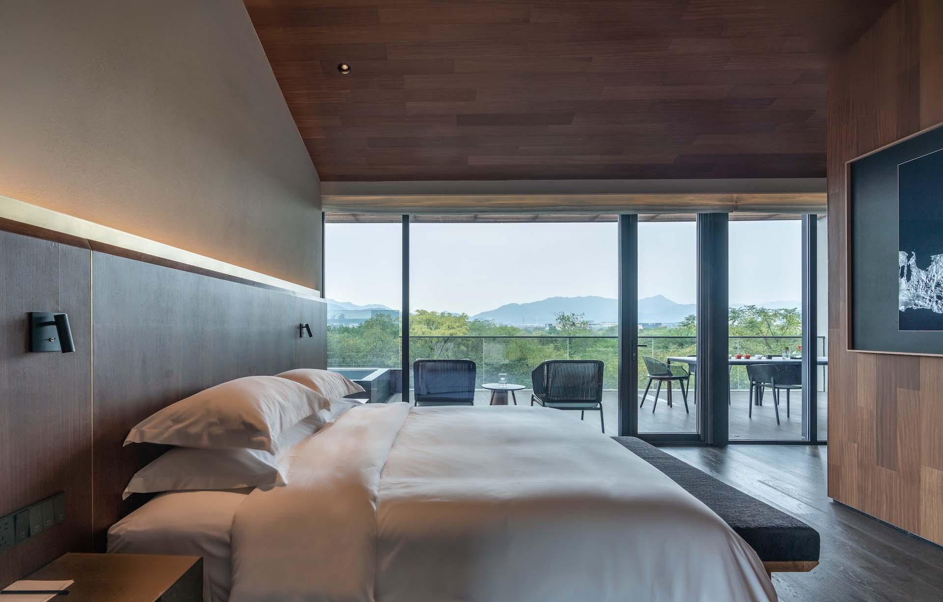 This Beautiful Lakeside Hotel in Hangzhou is Straight Out of a Chinese Painting 