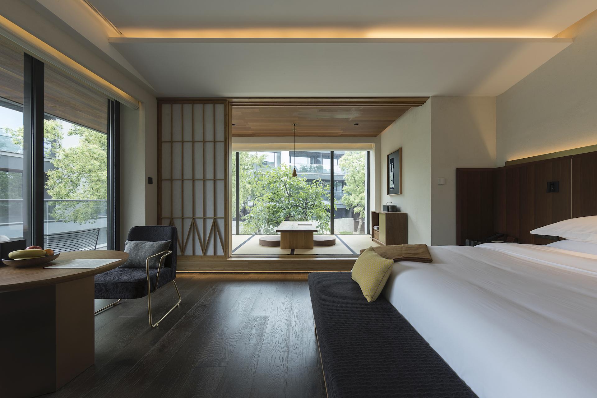 This Beautiful Lakeside Hotel in Hangzhou is Straight Out of a Chinese Painting 