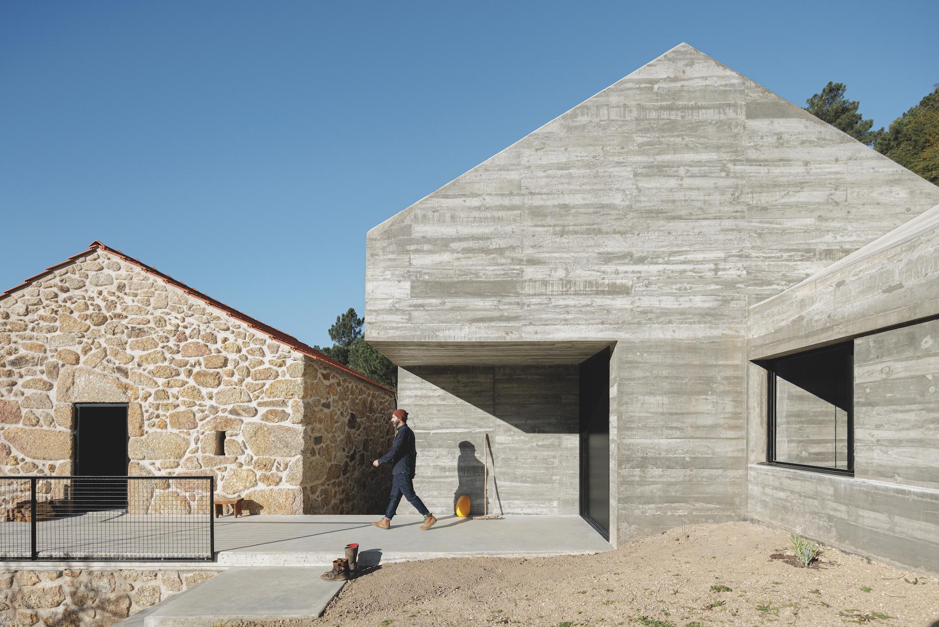 葡萄牙農舍加建上兩座山形屋頂建築，成為一個時尚家庭的周末度假別墅