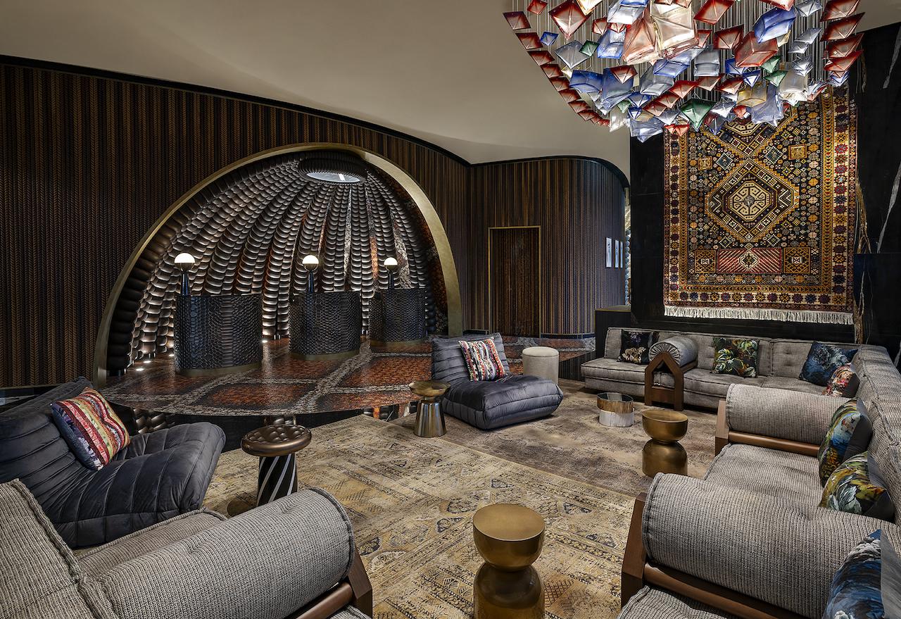 大膽用色與中東藝術元素相乘，杜拜W酒店別具風情