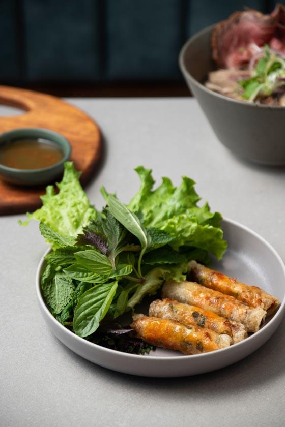 簡易食譜：跟Xuan春庭越調的越南主廚Hong學煮越北牛河及春卷
