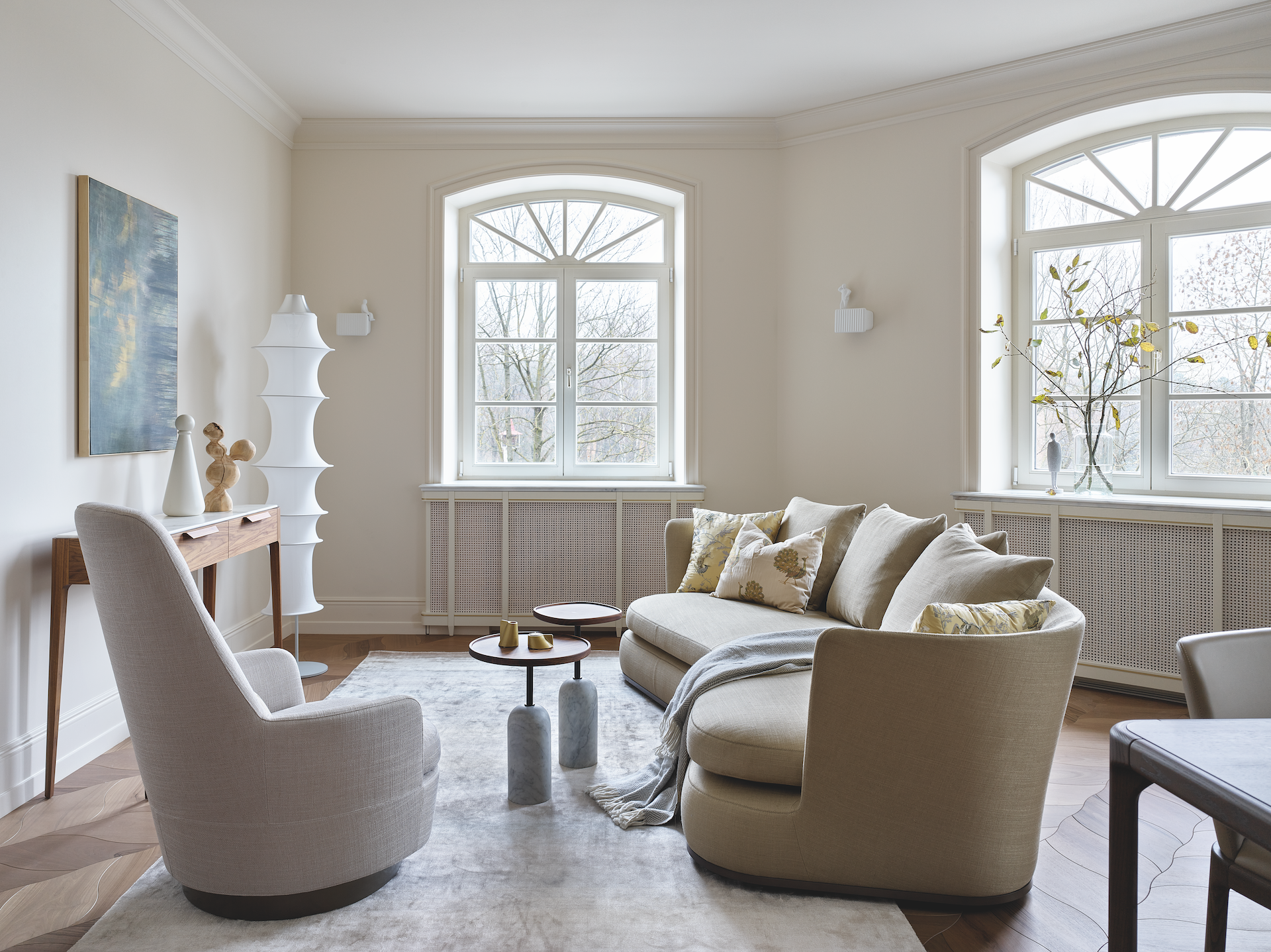 豐富材質、明亮用色和大膽輪廓，為明斯克一套家庭住宅注入輕奢質感