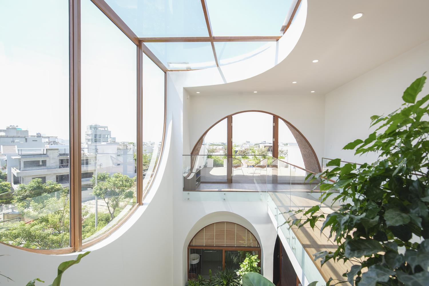 A Unique Sky Well Tube House in Danang, Vietnam