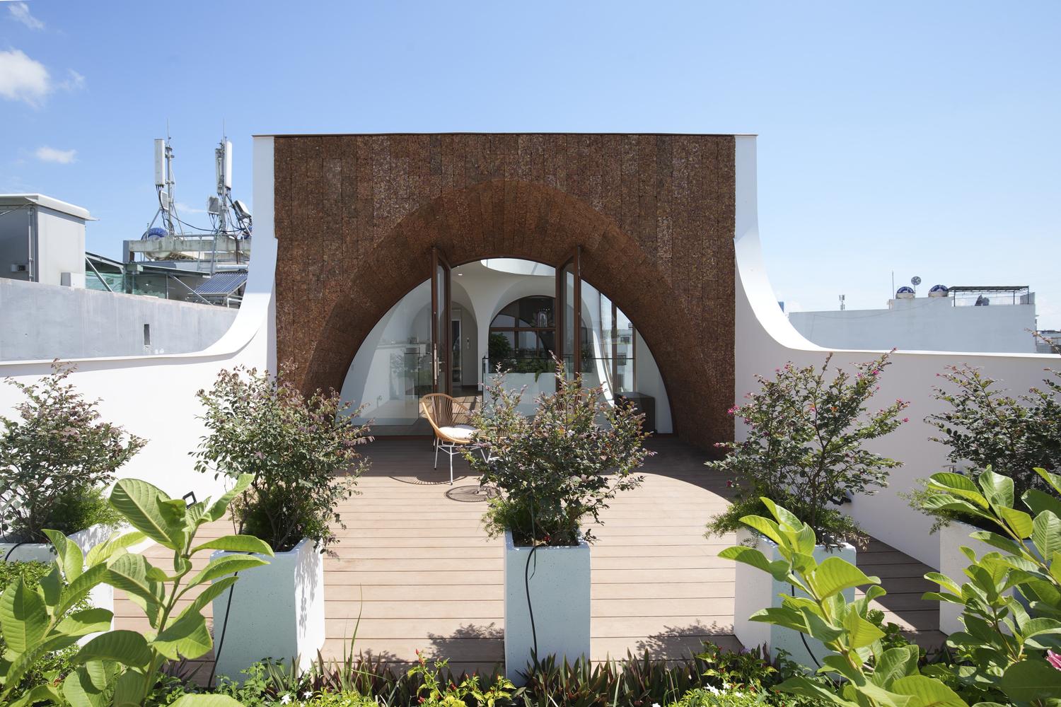 A Unique Sky Well Tube House in Danang, Vietnam