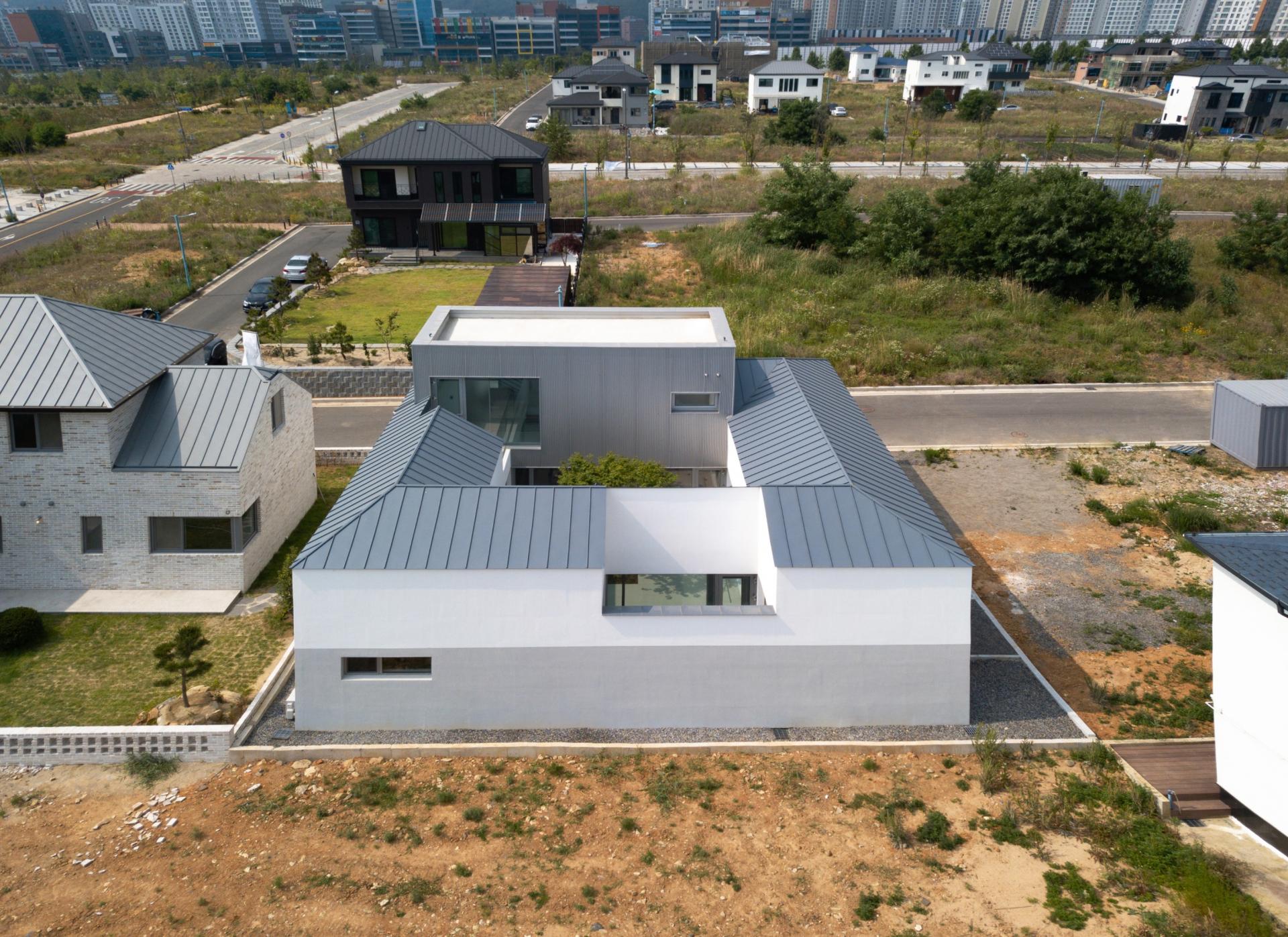 Step inside the minimalist house 337ROOF in Daegu, South Korea