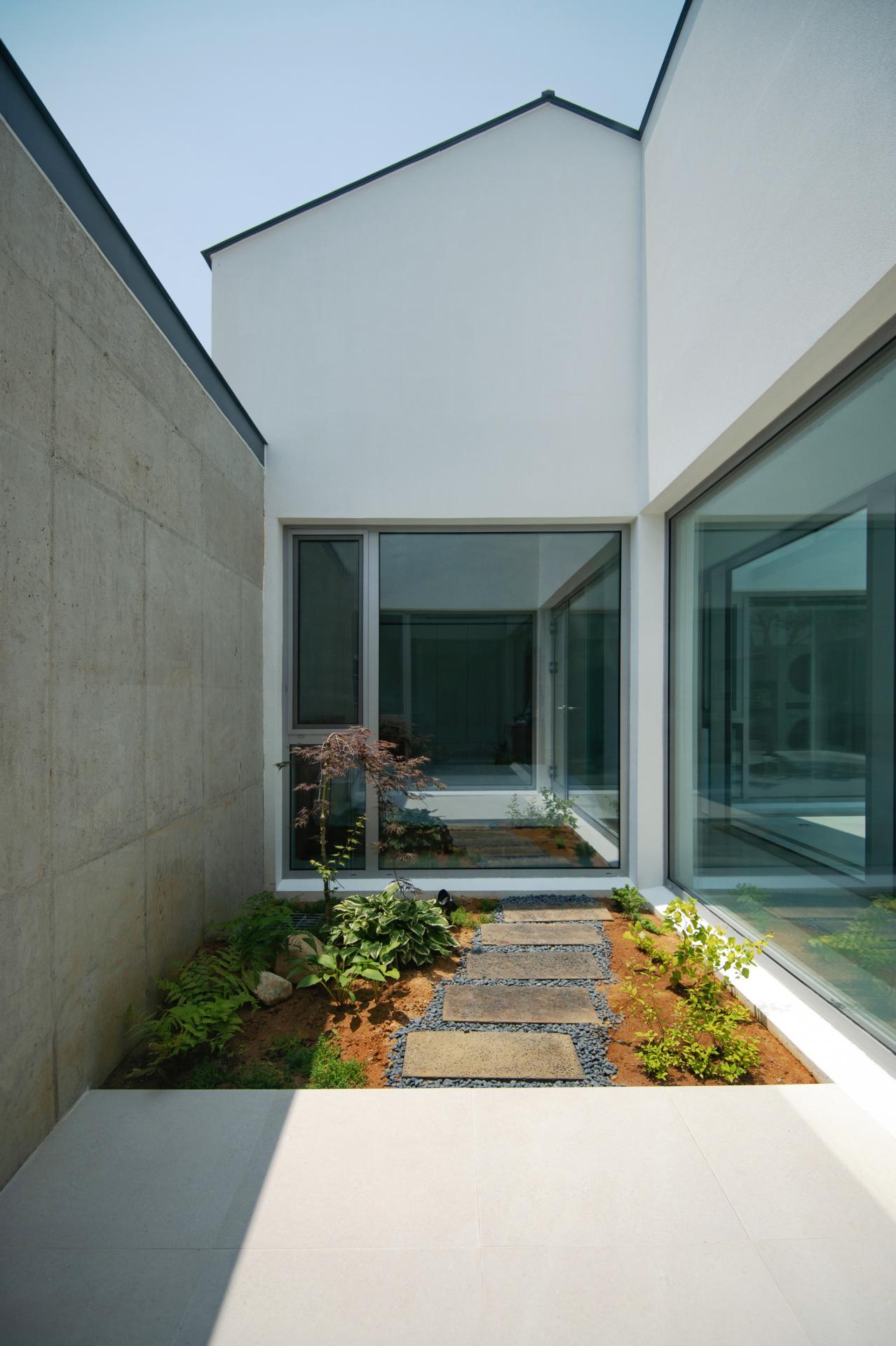 Step inside the minimalist house 337ROOF in Daegu, South Korea