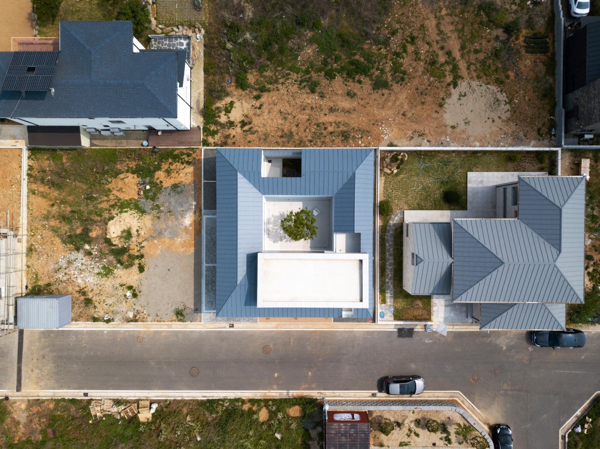 Step inside the minimalist house 337ROOF in Daegu, South Korea