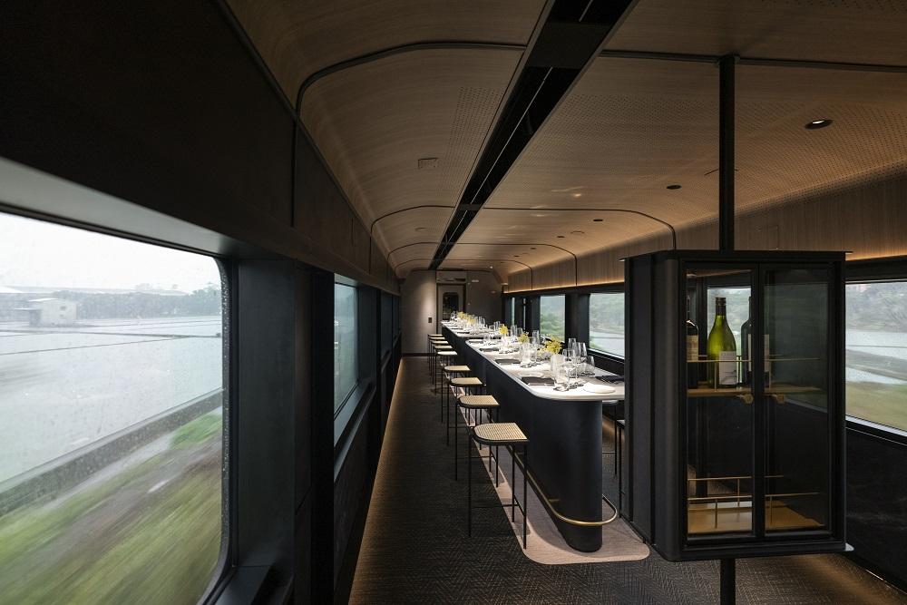 This scenic train in Taiwan is also a restaurant on wheels