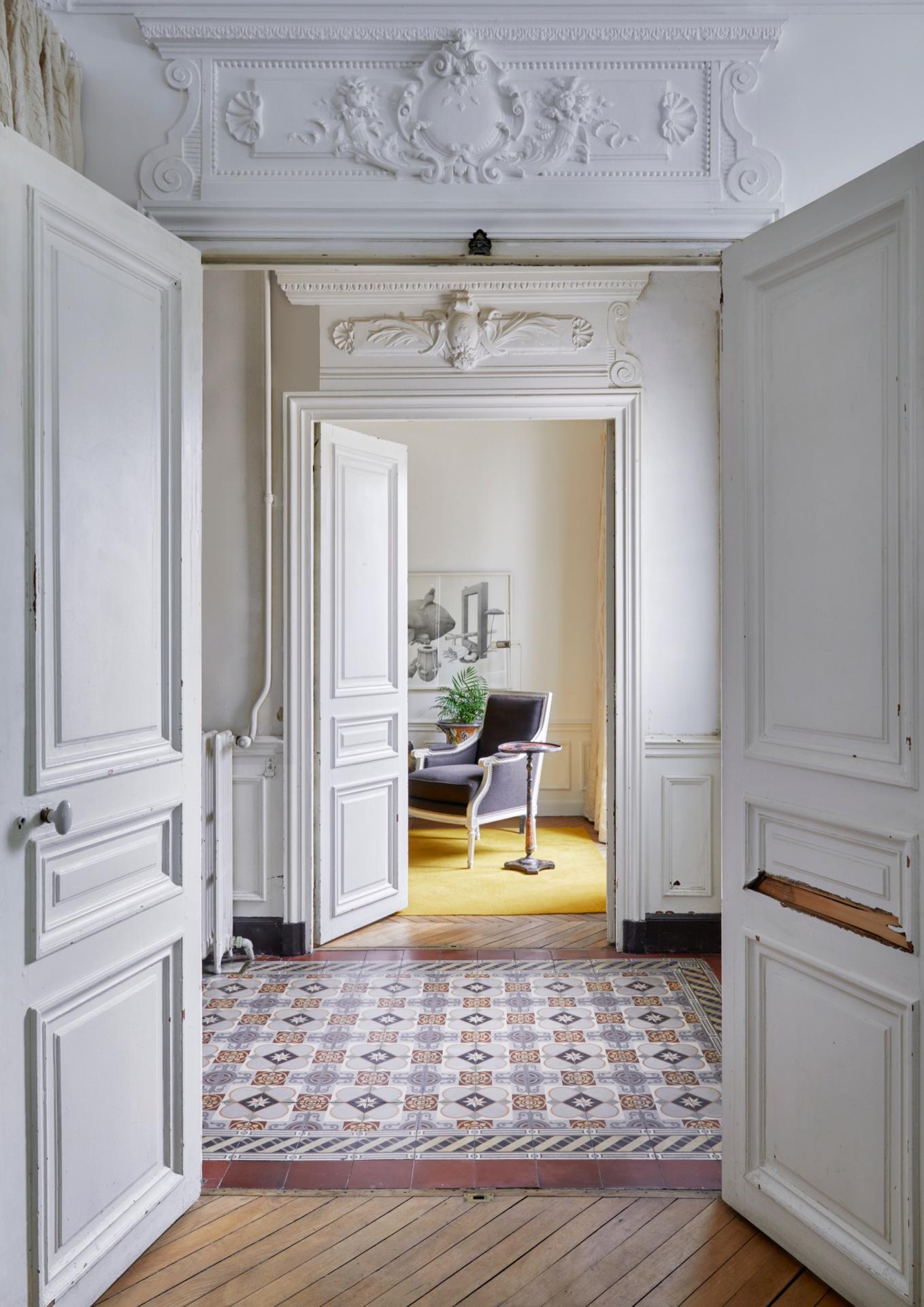 室內設計師Robert Normand的巴黎新居，猶如野獸派畫作般大膽熾熱 