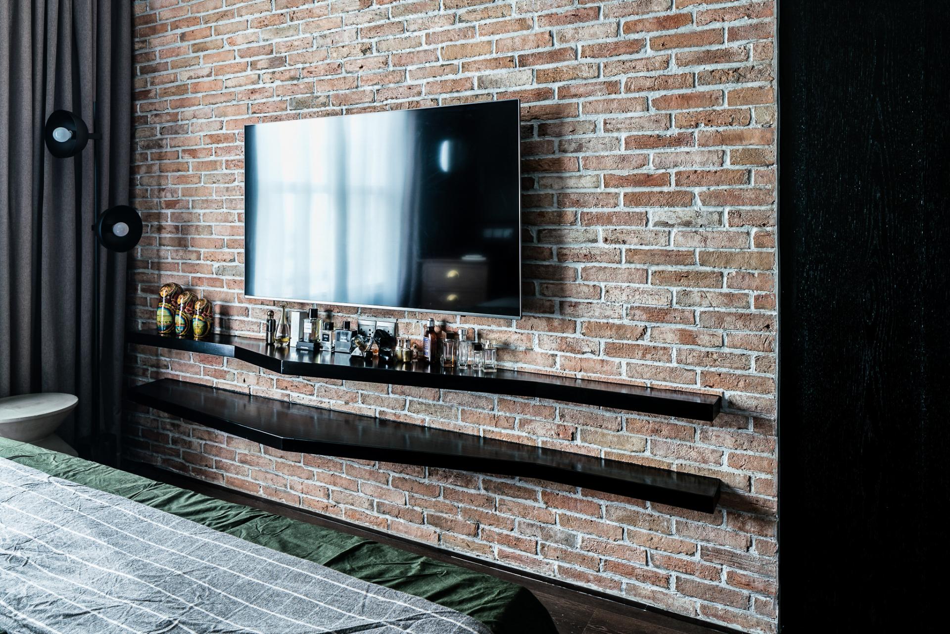 This 1,076 sq. ft. apartment has an industrial accent and a rustic 