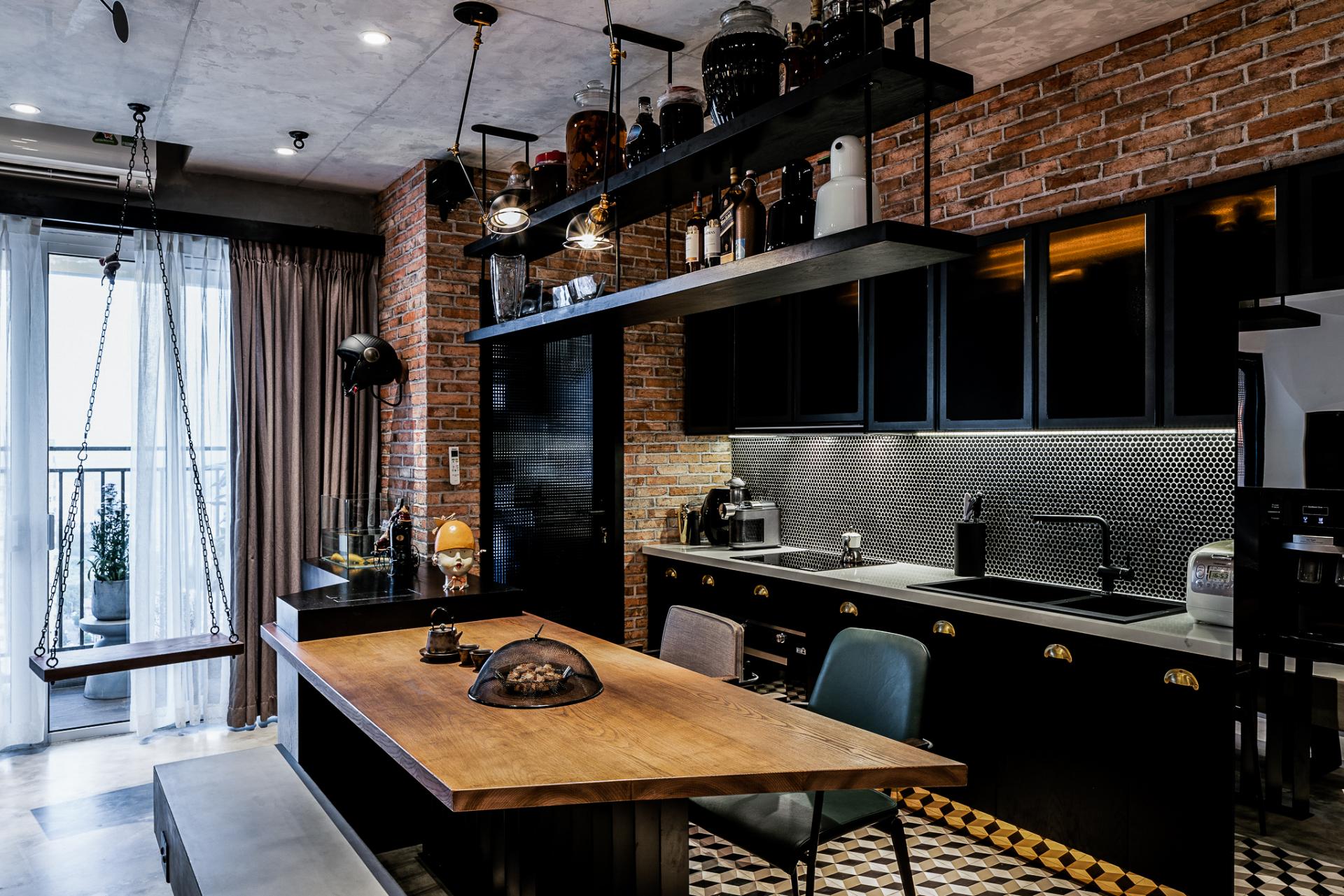 This 1,076 sq. ft. apartment has an industrial accent and a rustic 