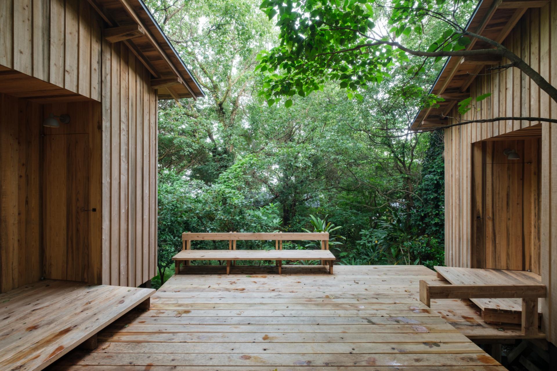 A wooden bungalow blends age-old wisdom with modern design in Kagoshima, Japan 