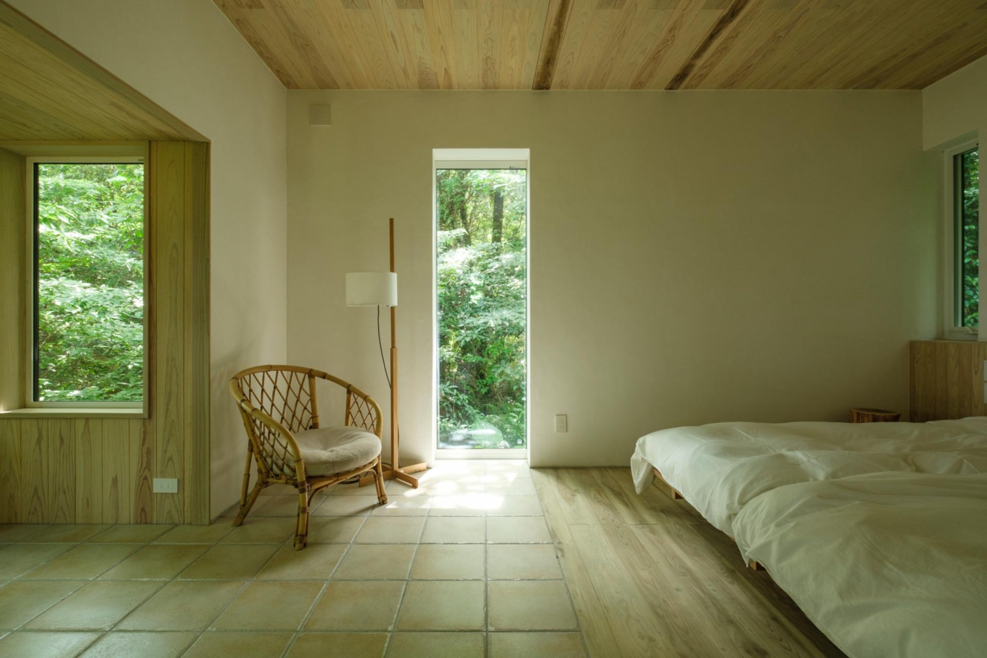 A wooden bungalow blends age-old wisdom with modern design in Kagoshima, Japan 