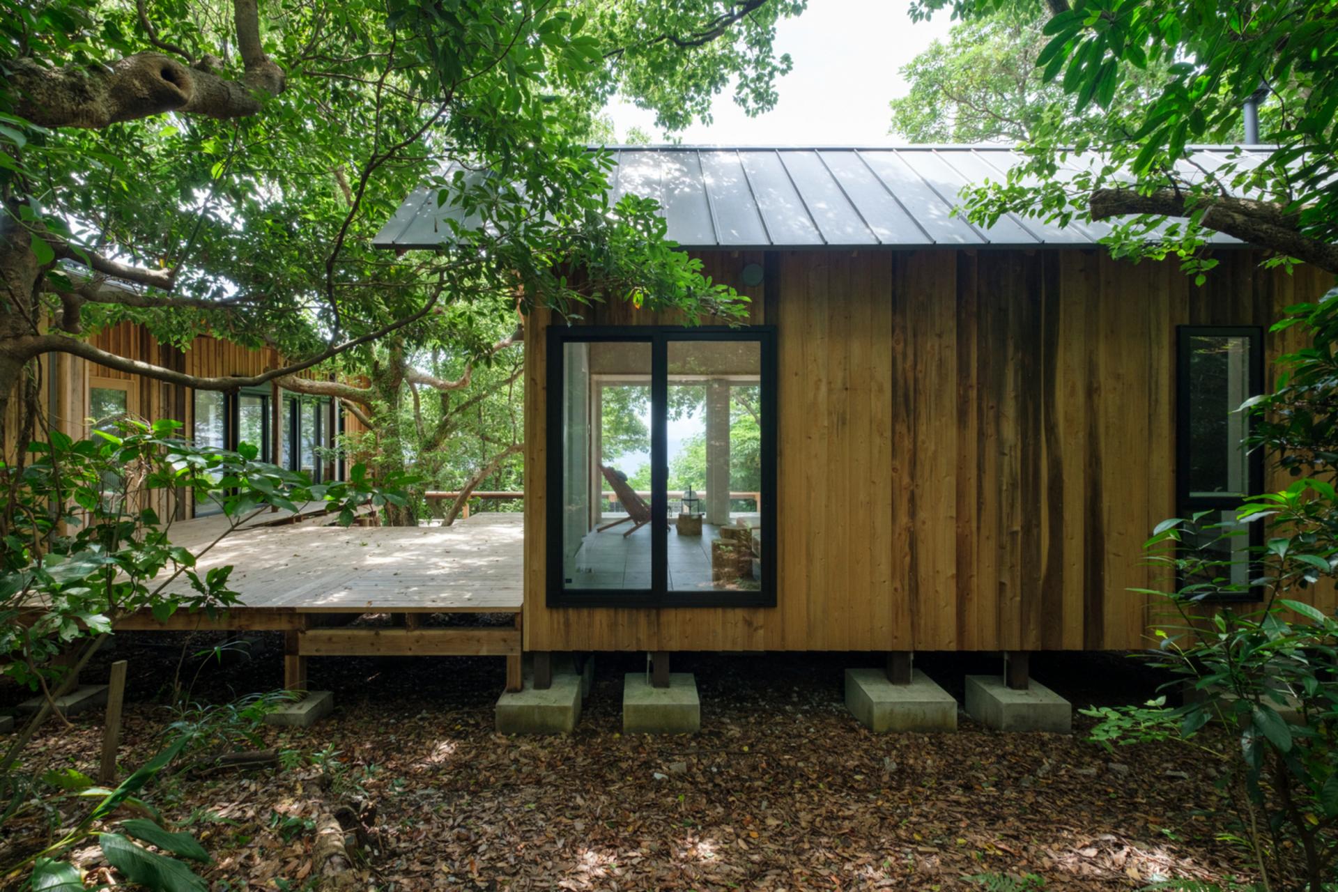 A wooden bungalow blends age-old wisdom with modern design in Kagoshima, Japan 