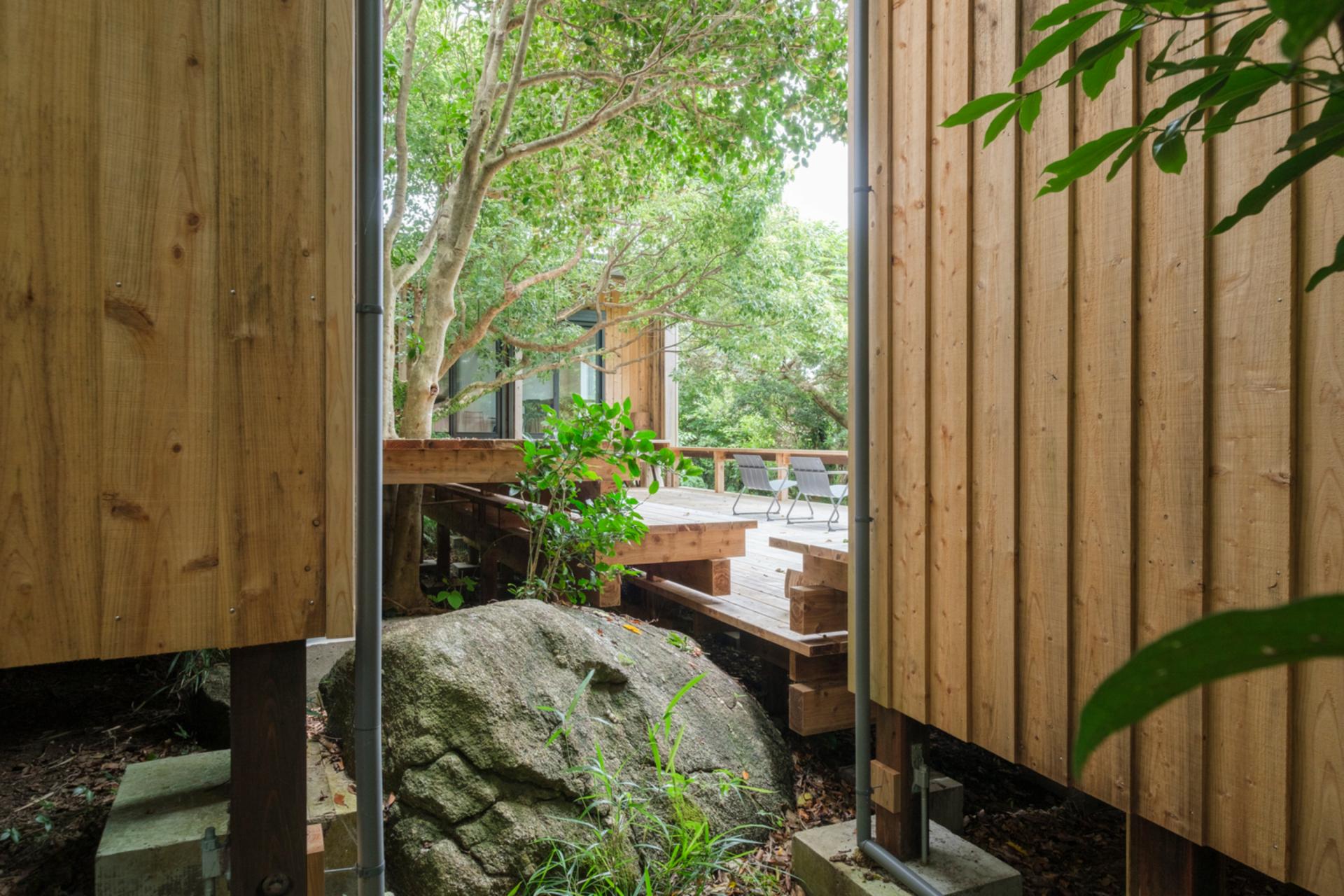 A wooden bungalow blends age-old wisdom with modern design in Kagoshima, Japan 