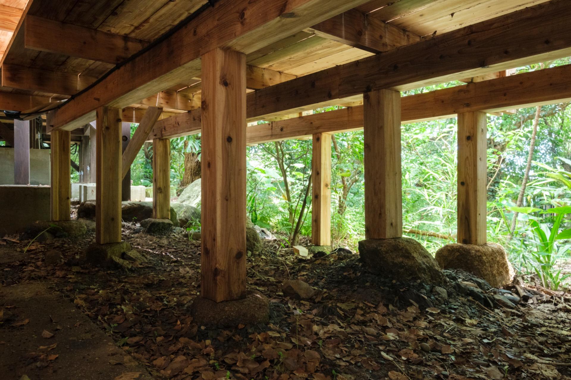 A wooden bungalow blends age-old wisdom with modern design in Kagoshima, Japan 