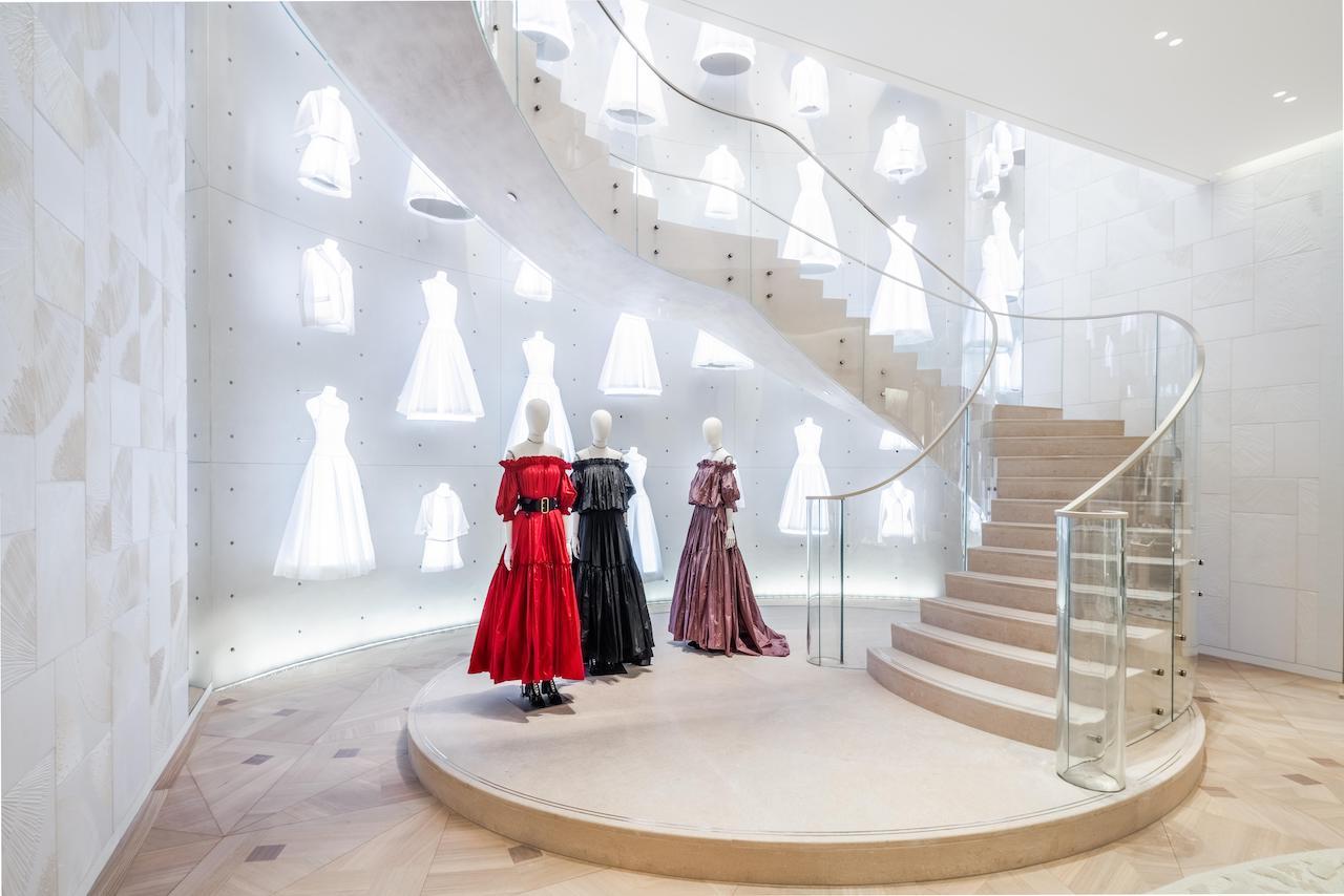 置入巴黎總店的旋轉樓梯設計，Dior 台北101旗艦店再見經典