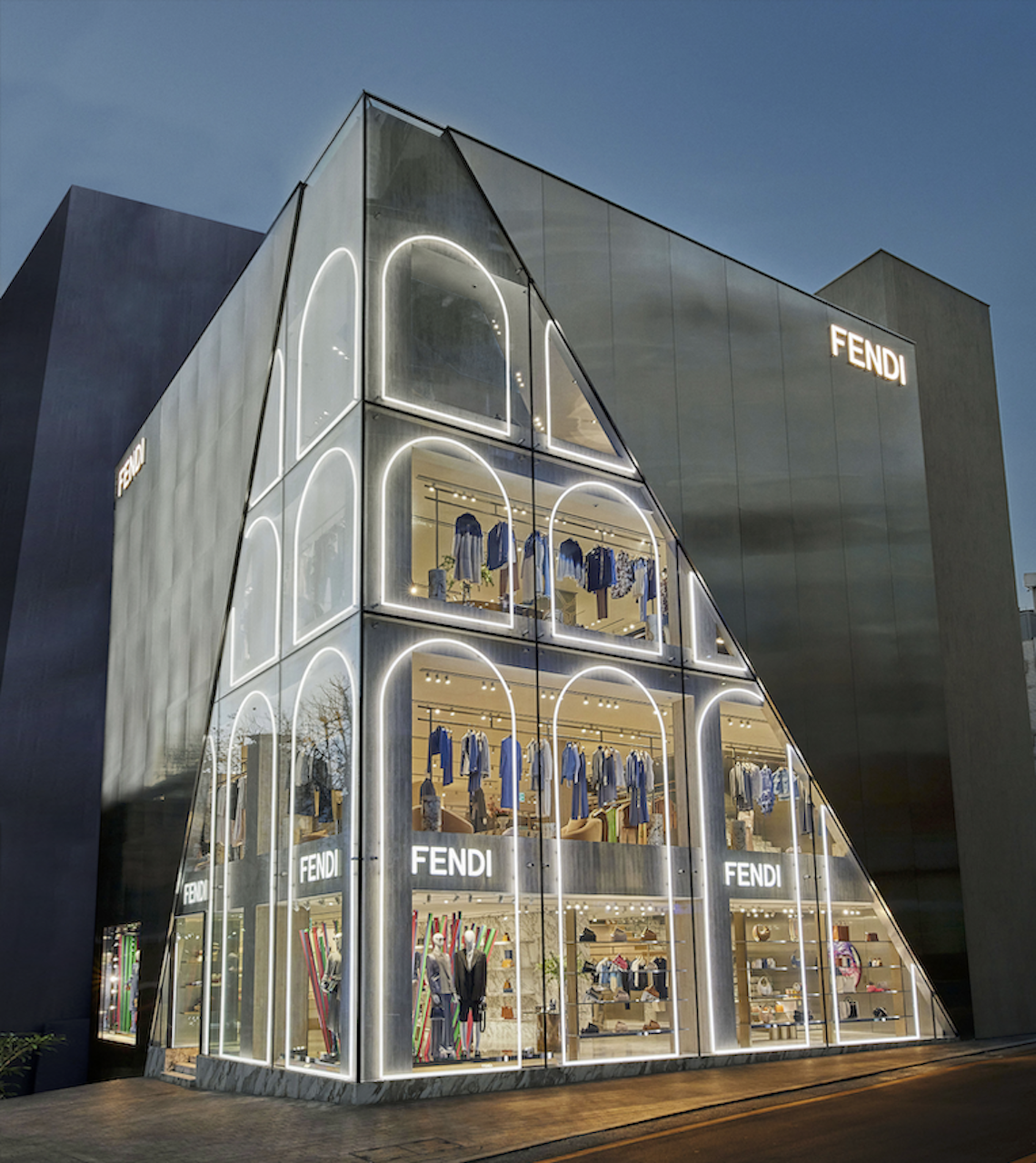 首爾江南區全新的FENDI 旗艦店，以奢華元素打造貴賓空間