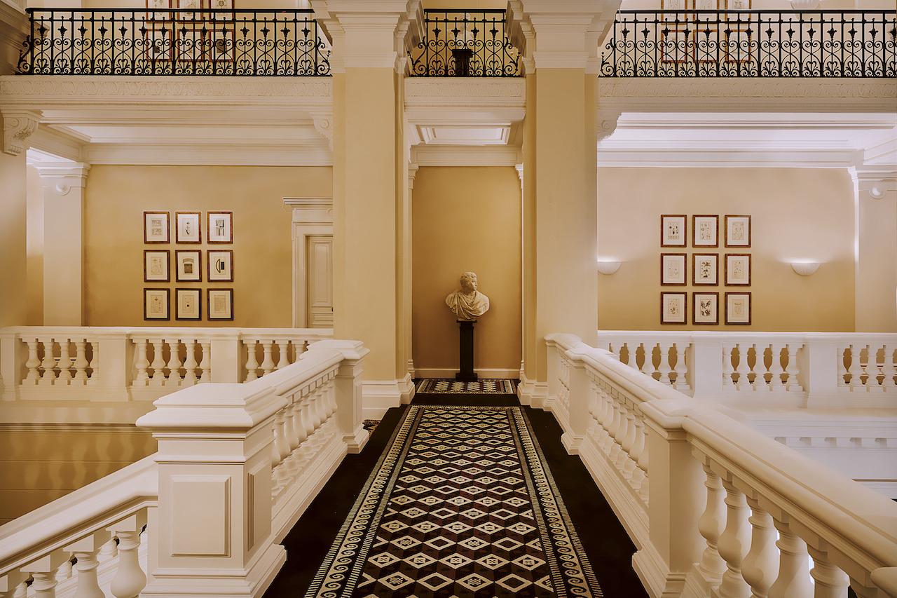 改造後的新古典主義風格建築，蛻變成風情獨具的巴黎精品酒店
