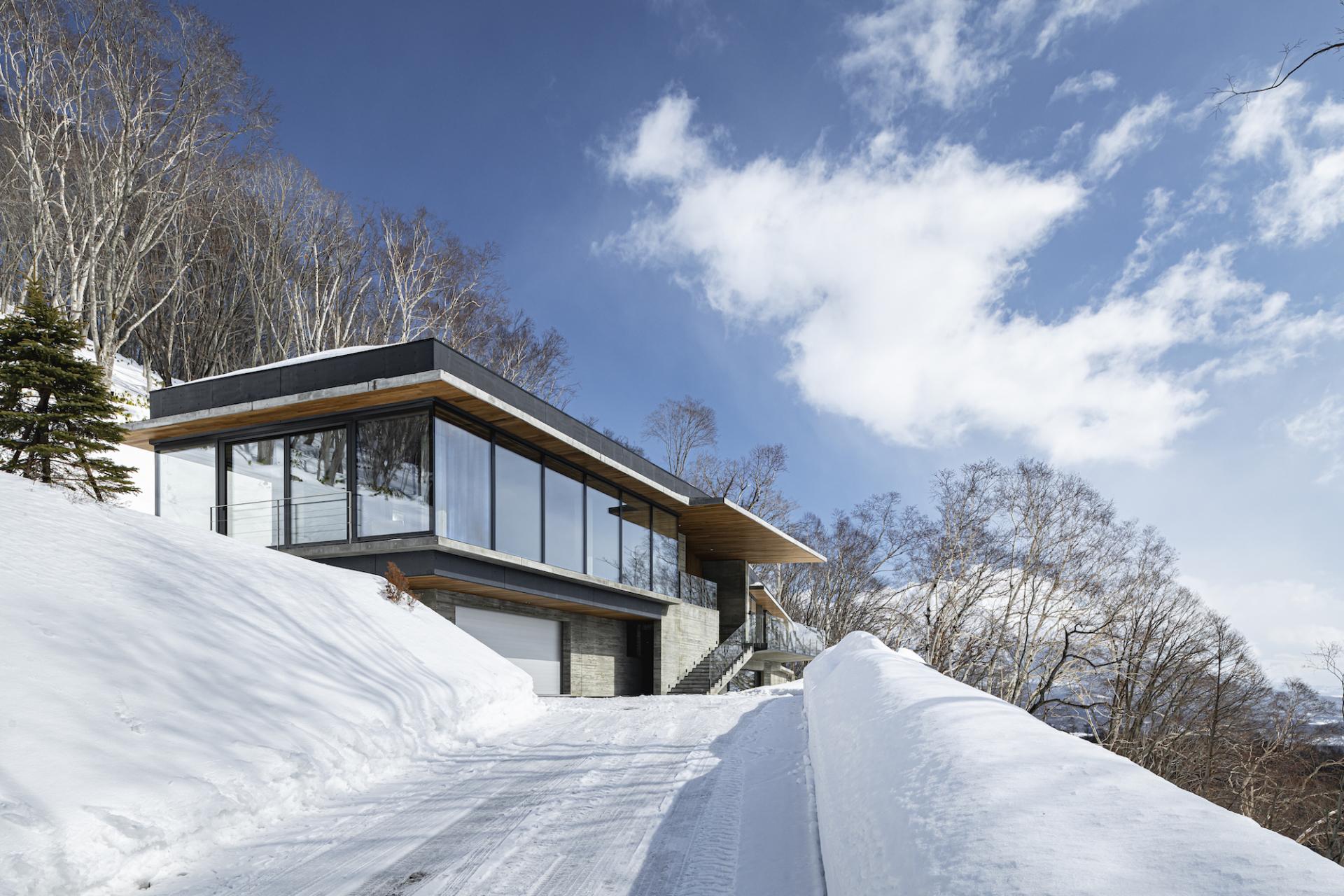 梁志天主理的二世古沿山度假屋，是冬雪中的隱世山居