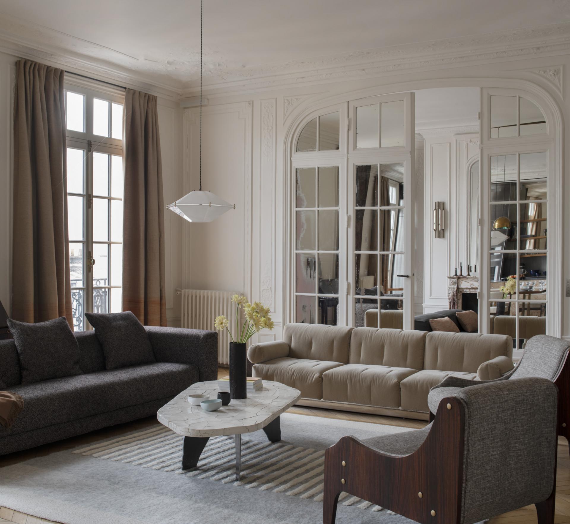 巴黎歷史建築內的華美居所，以訂製家具營造迷人對比