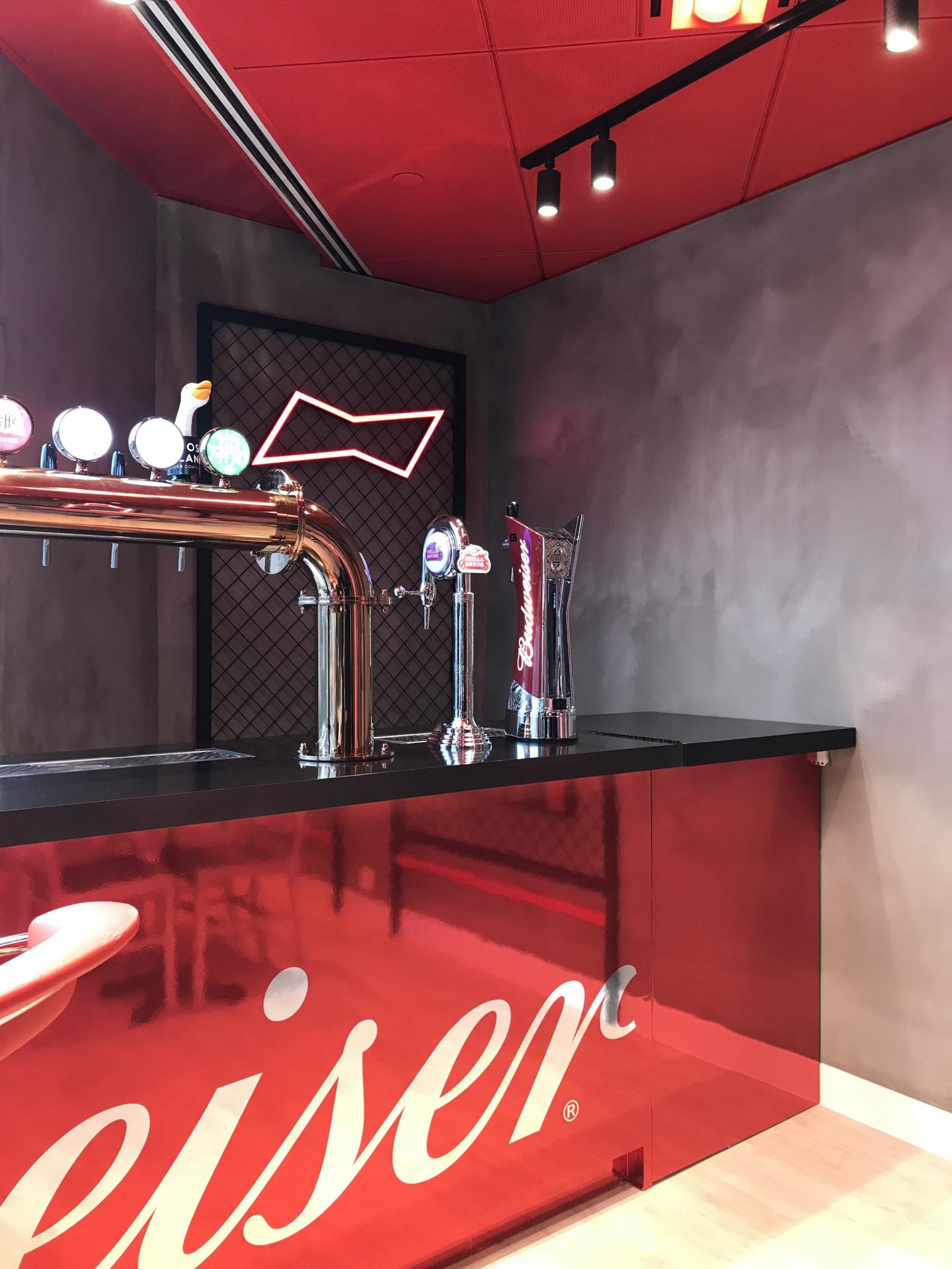 This office pantry in Causeway Bay looks like an American-style bar