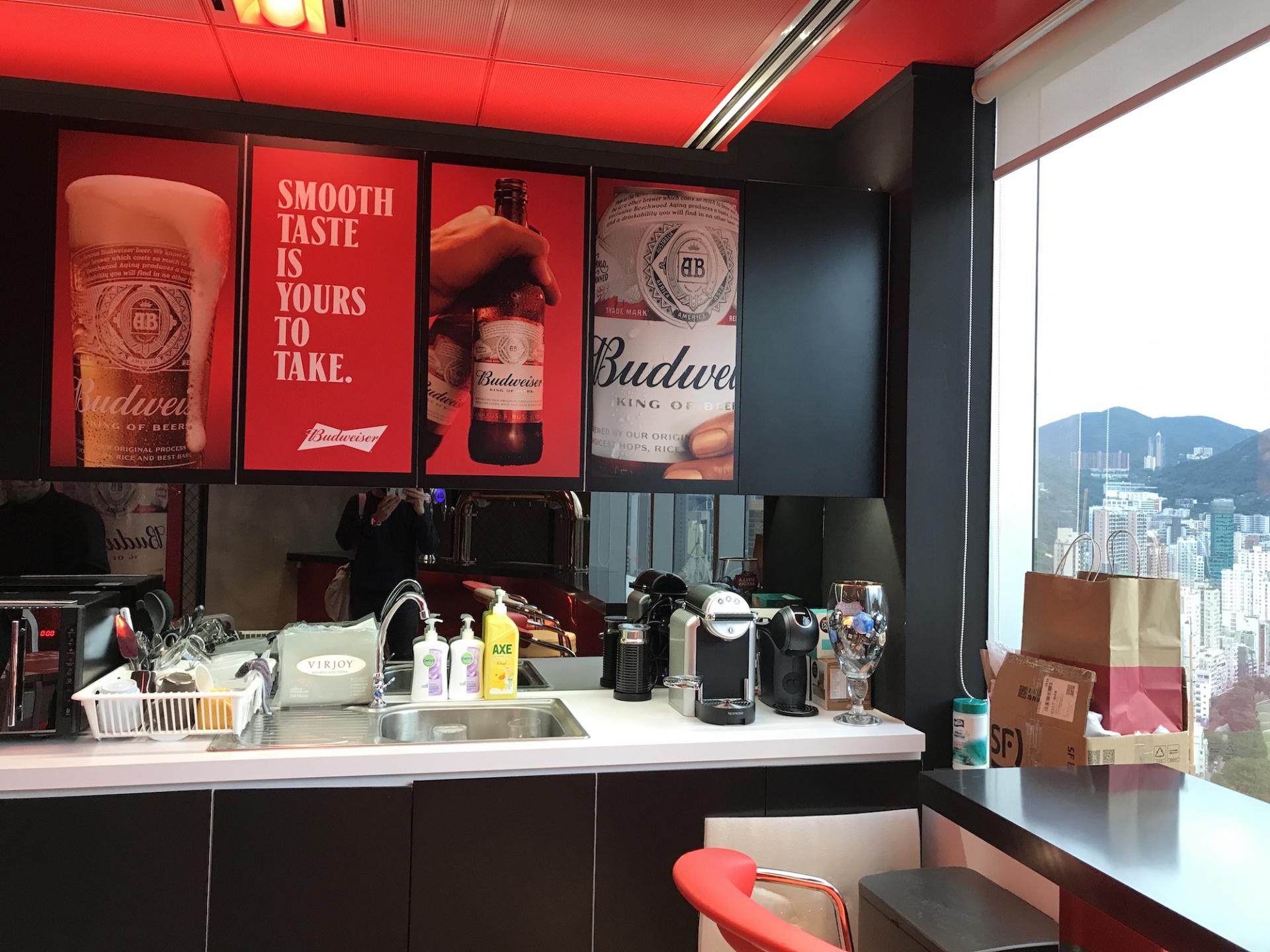 This office pantry in Causeway Bay looks like an American-style bar