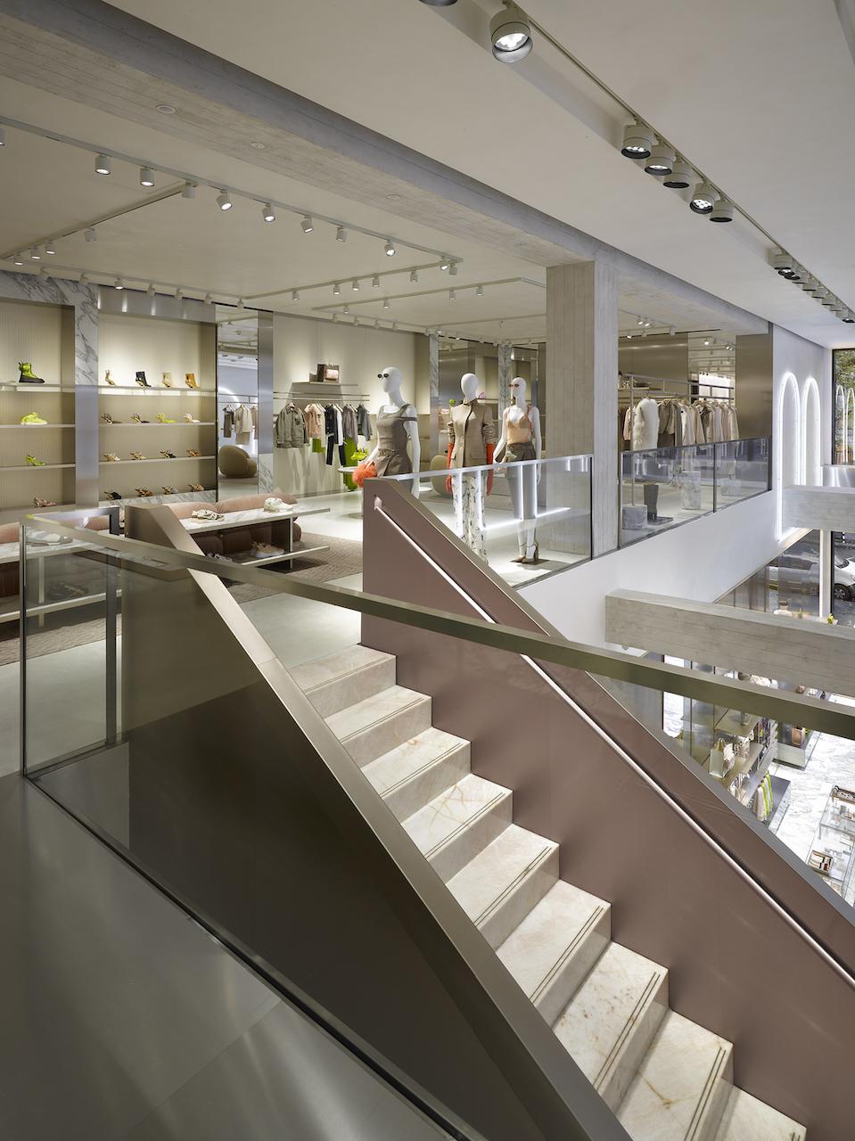 德國杜塞爾多夫的FENDI專賣店，融合極簡外觀與意大利建築元素