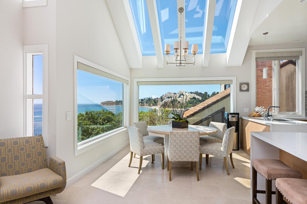 地中海風情的加州豪邸，感受藍白相間的純淨氛圍