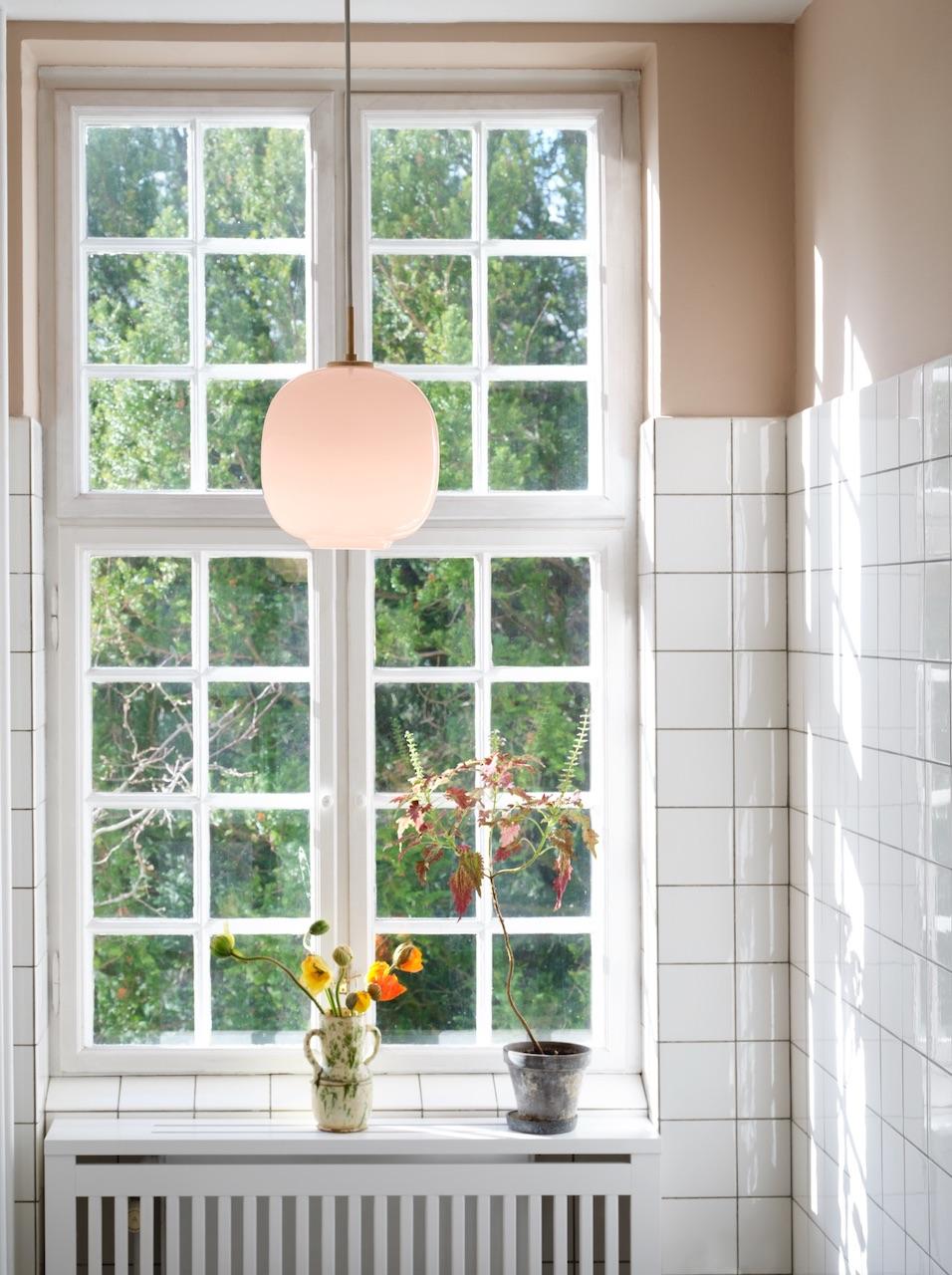 丹麥百年燈具品牌Louis Poulsen，旗下淡粉色的Pale Rose系列燈具