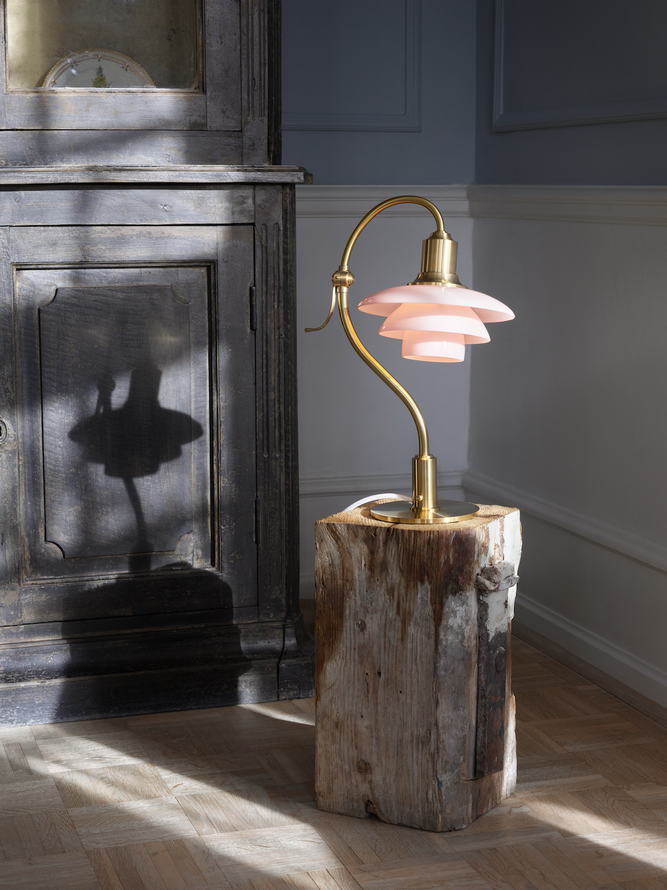 丹麥百年燈具品牌Louis Poulsen，旗下淡粉色的Pale Rose系列燈具