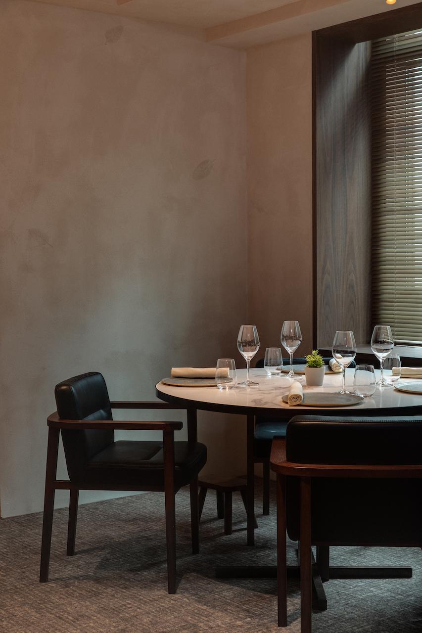 中環的法式料理餐廳，把北歐簡約美學融入空間 