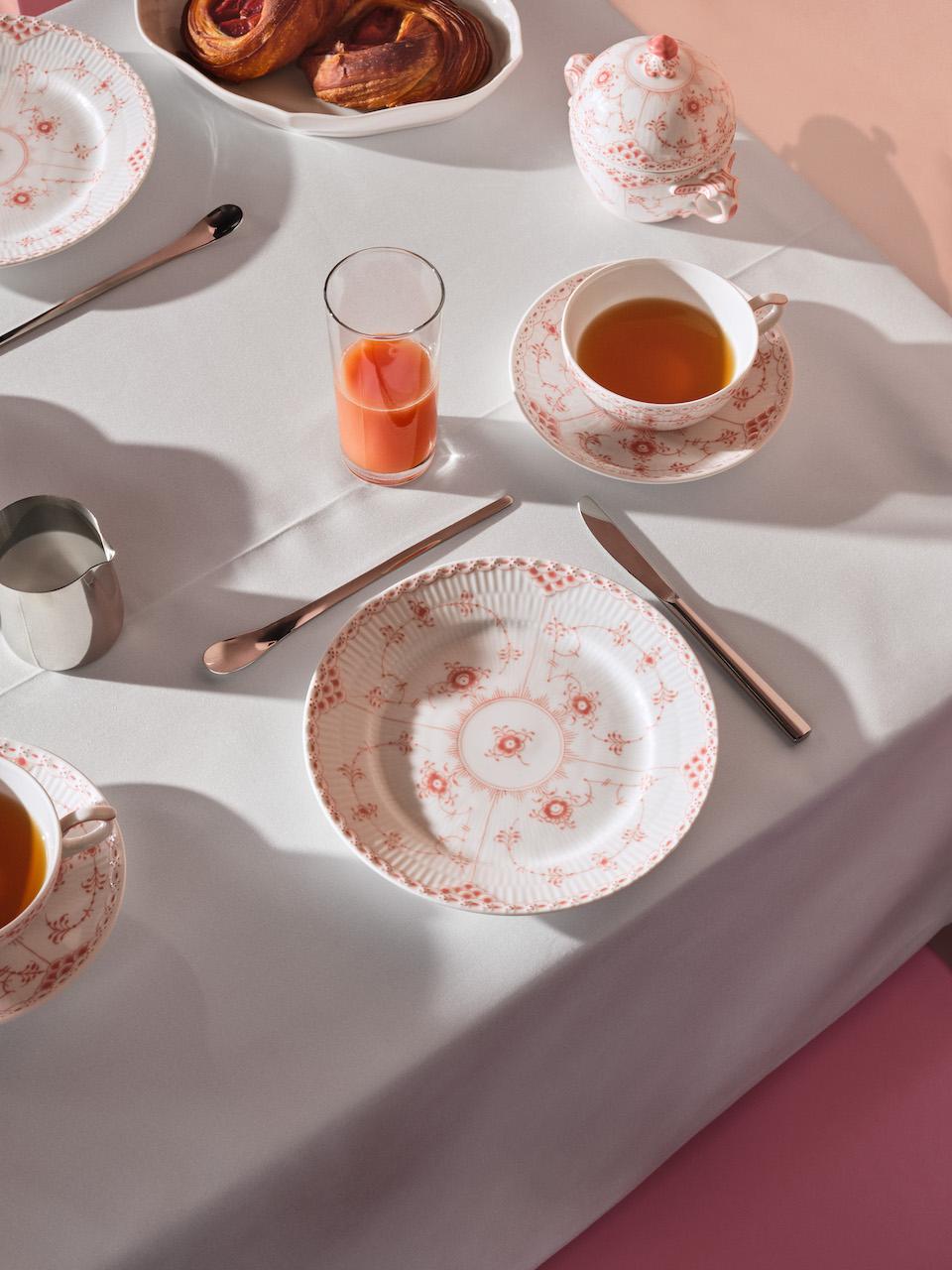 丹麥百年瓷器餐具品牌，以珊瑚色為餐桌帶來愉悅氣氛