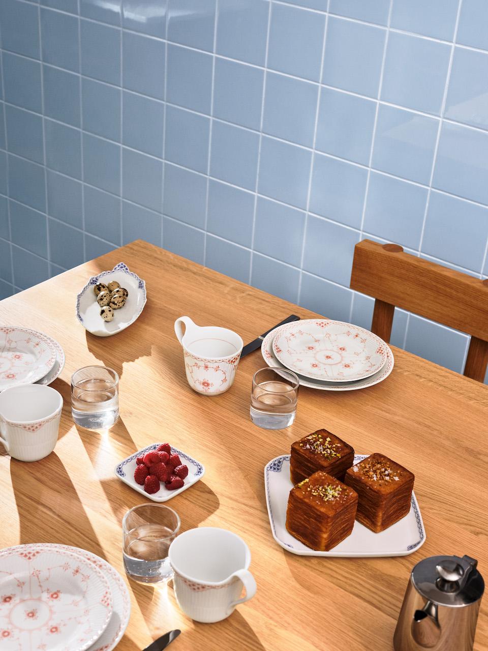 丹麥百年瓷器餐具品牌，以珊瑚色為餐桌帶來愉悅氣氛