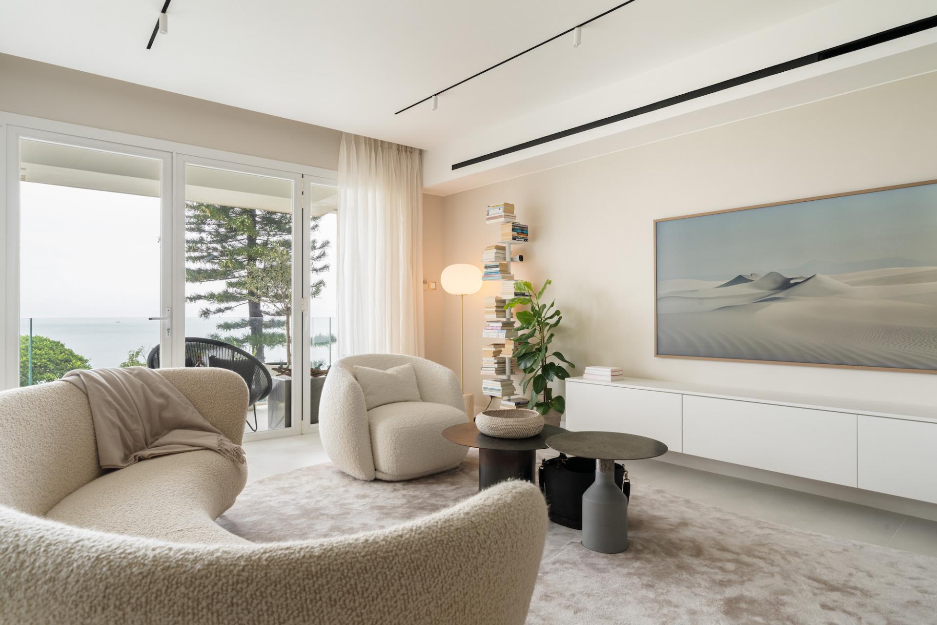 Inside a Movie-Worthy 2,800 sq. ft. Beach House in Hong Kong's Repulse Bay